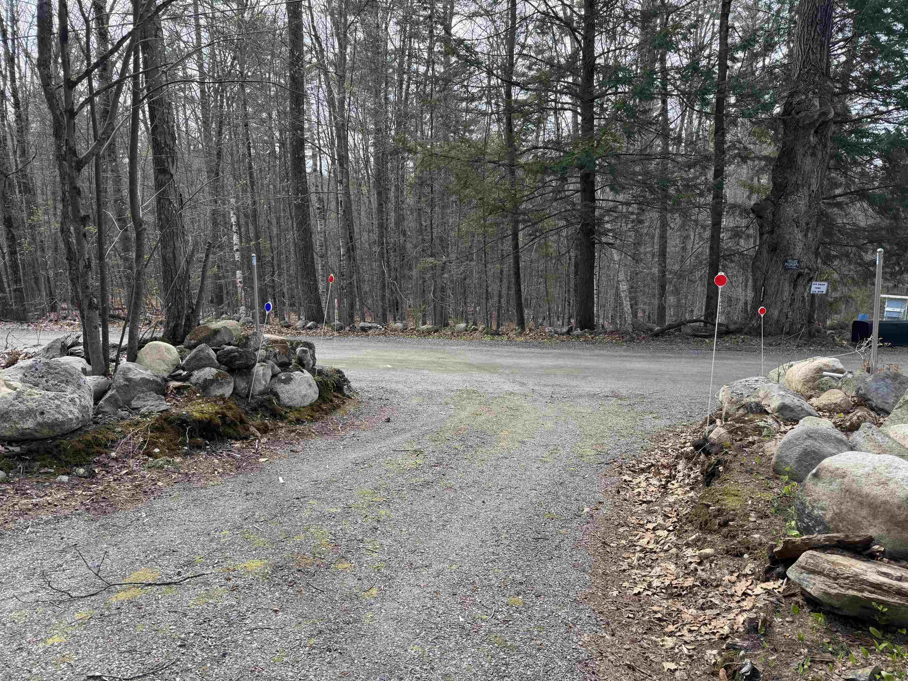 driveway entrance 25174086