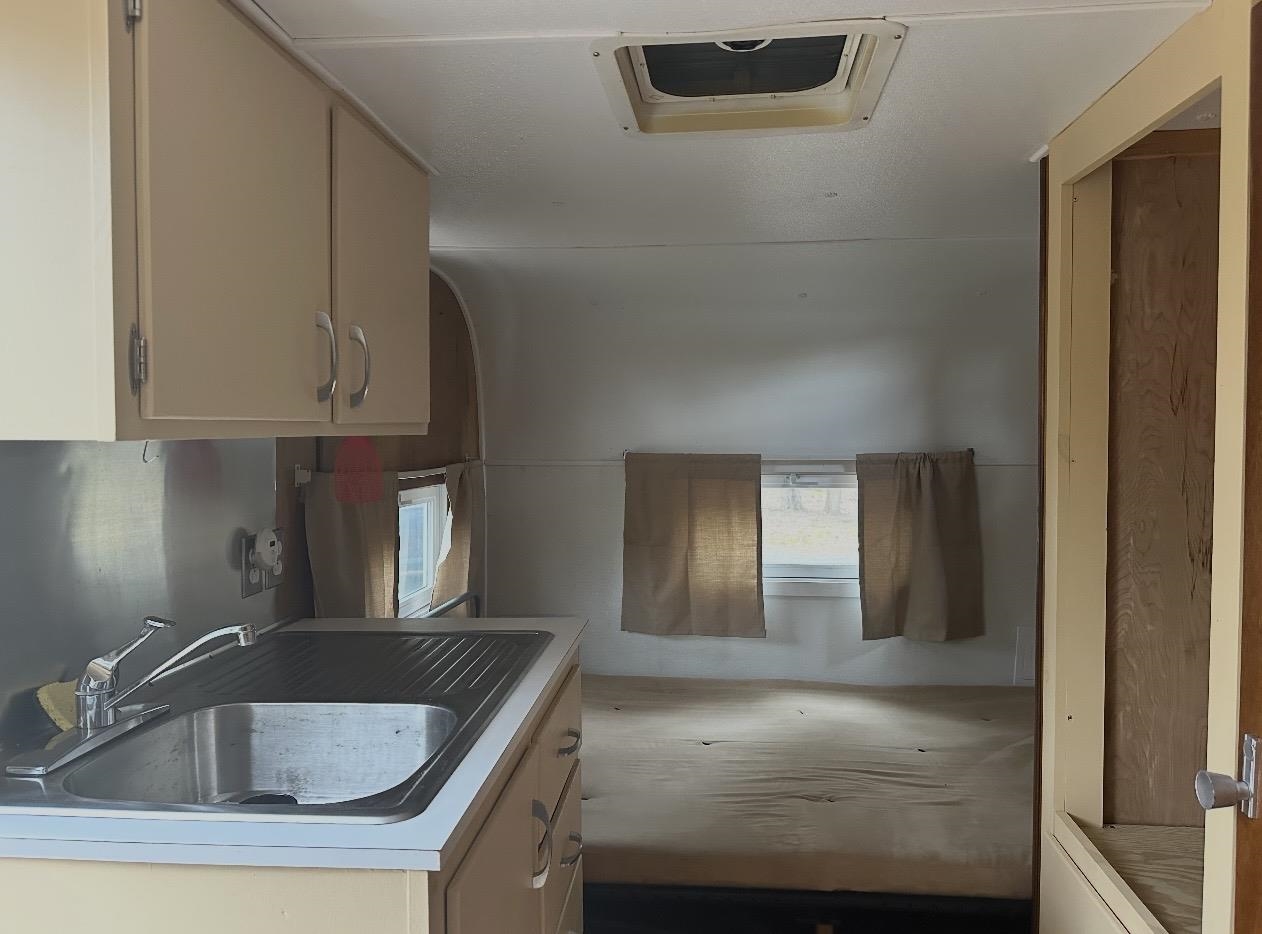 bed and sink inside trialer 25171926