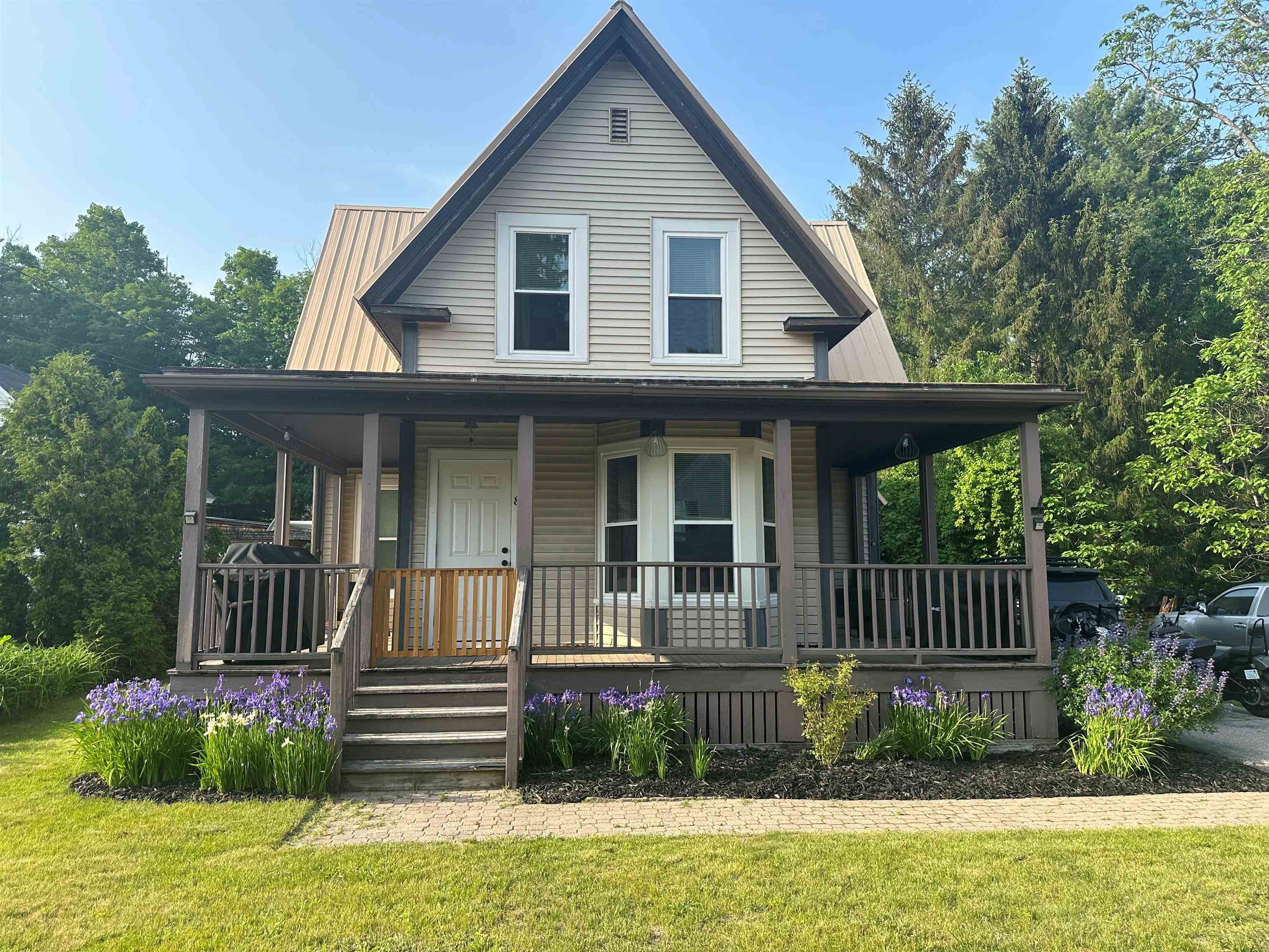 8 Main St, Raymond, NH 03077-2204