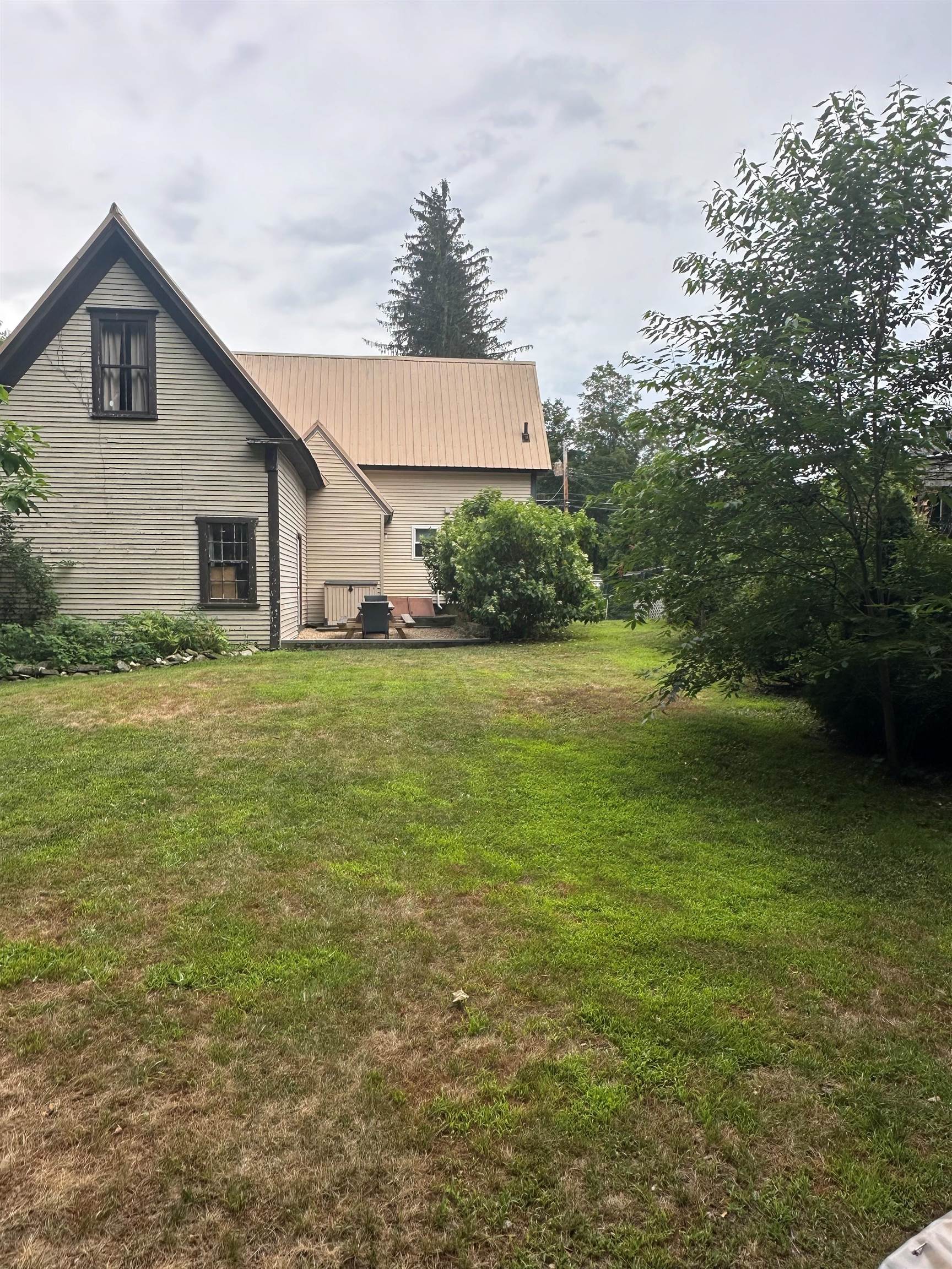 8 Main St, Raymond, NH 03077-2204