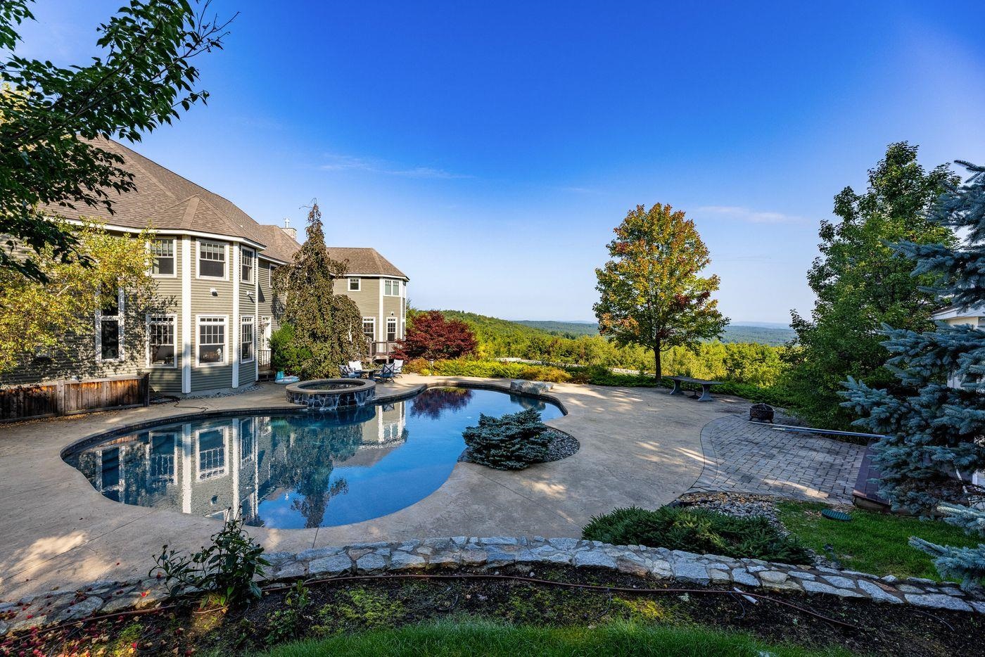 6 Crescent Dr, Bow, NH 03304