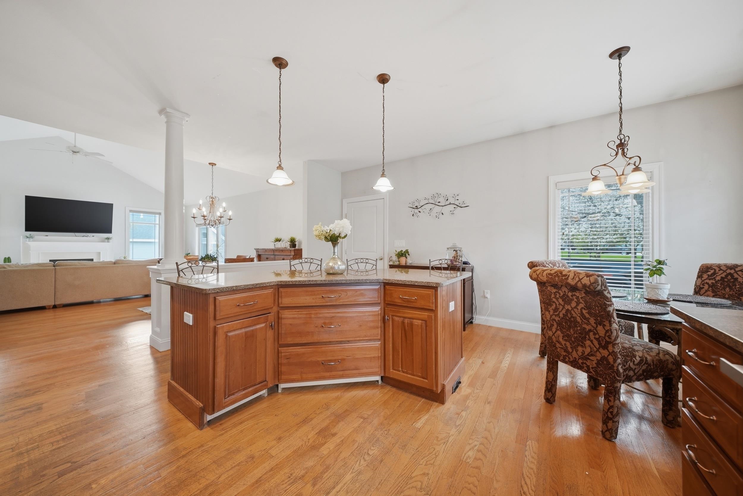 4 Mountain Village Rd, Windham, NH 03087
