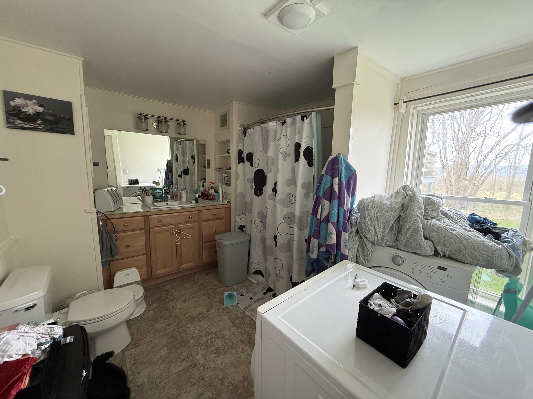 Bath/Laundry Room