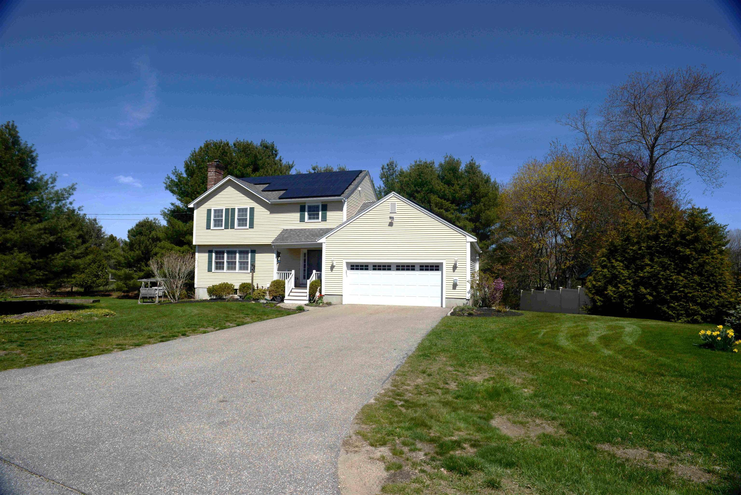 4 Shannon Dr, Stratham, NH 03885