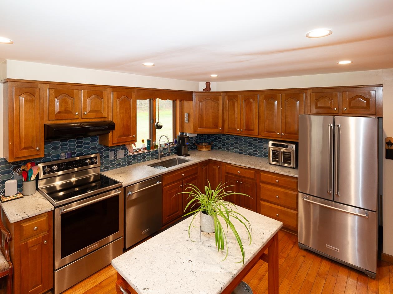8 Laurel Ln, Stratham, NH 03885