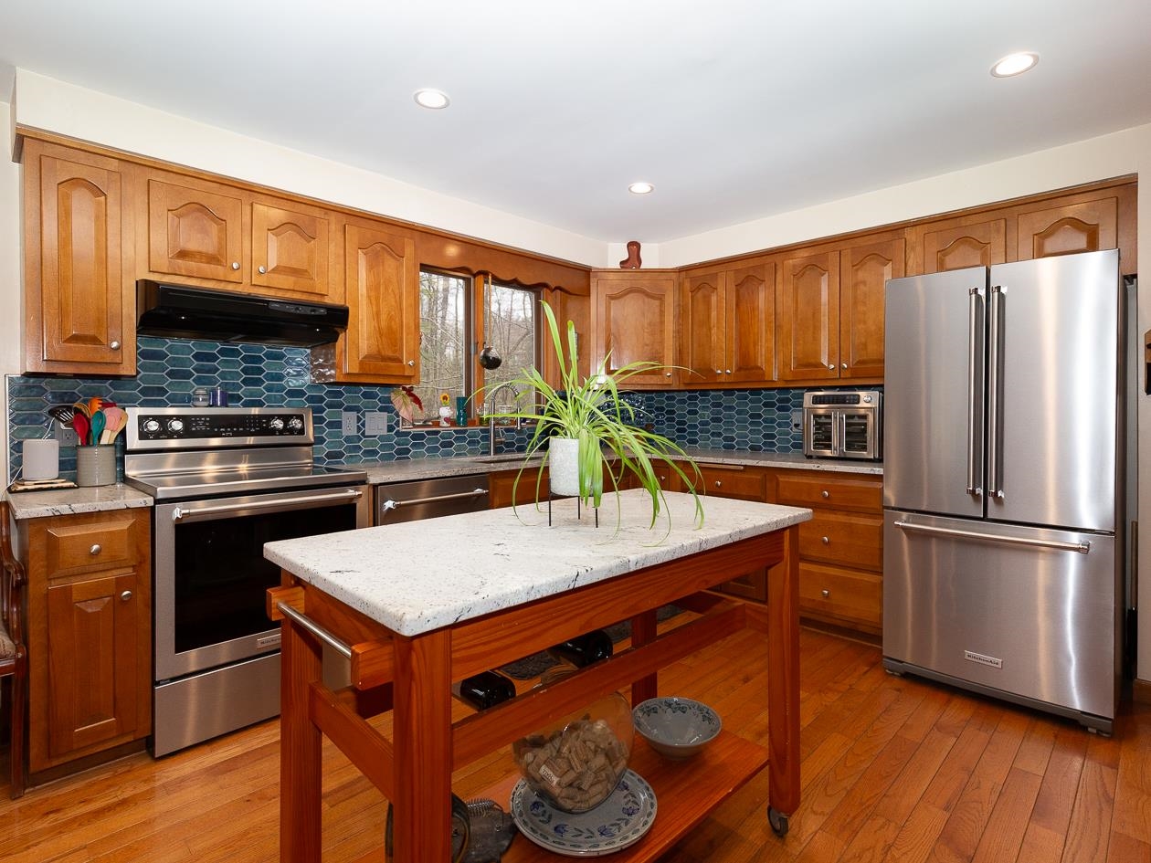 8 Laurel Ln, Stratham, NH 03885