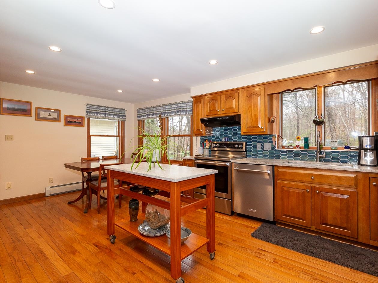 8 Laurel Ln, Stratham, NH 03885