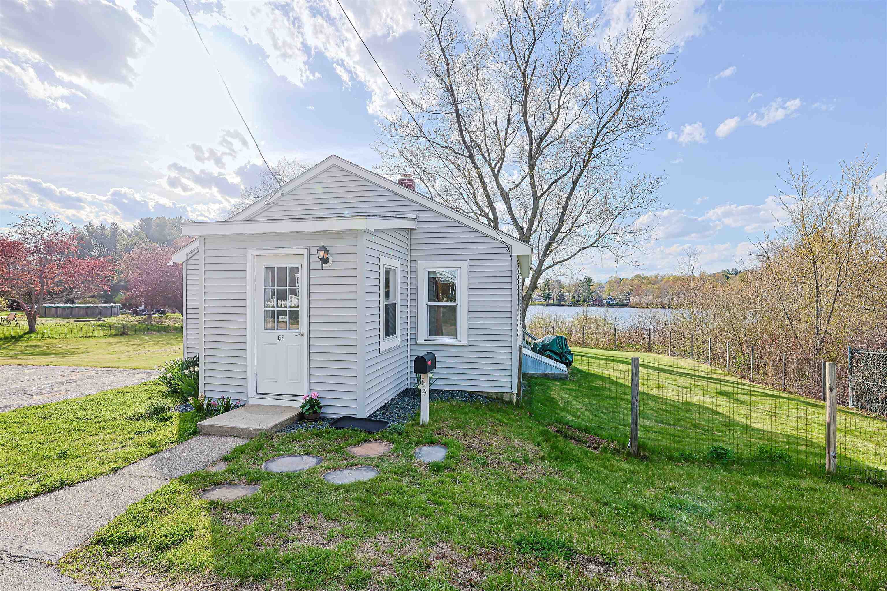 64 School St, Allenstown, NH 03275