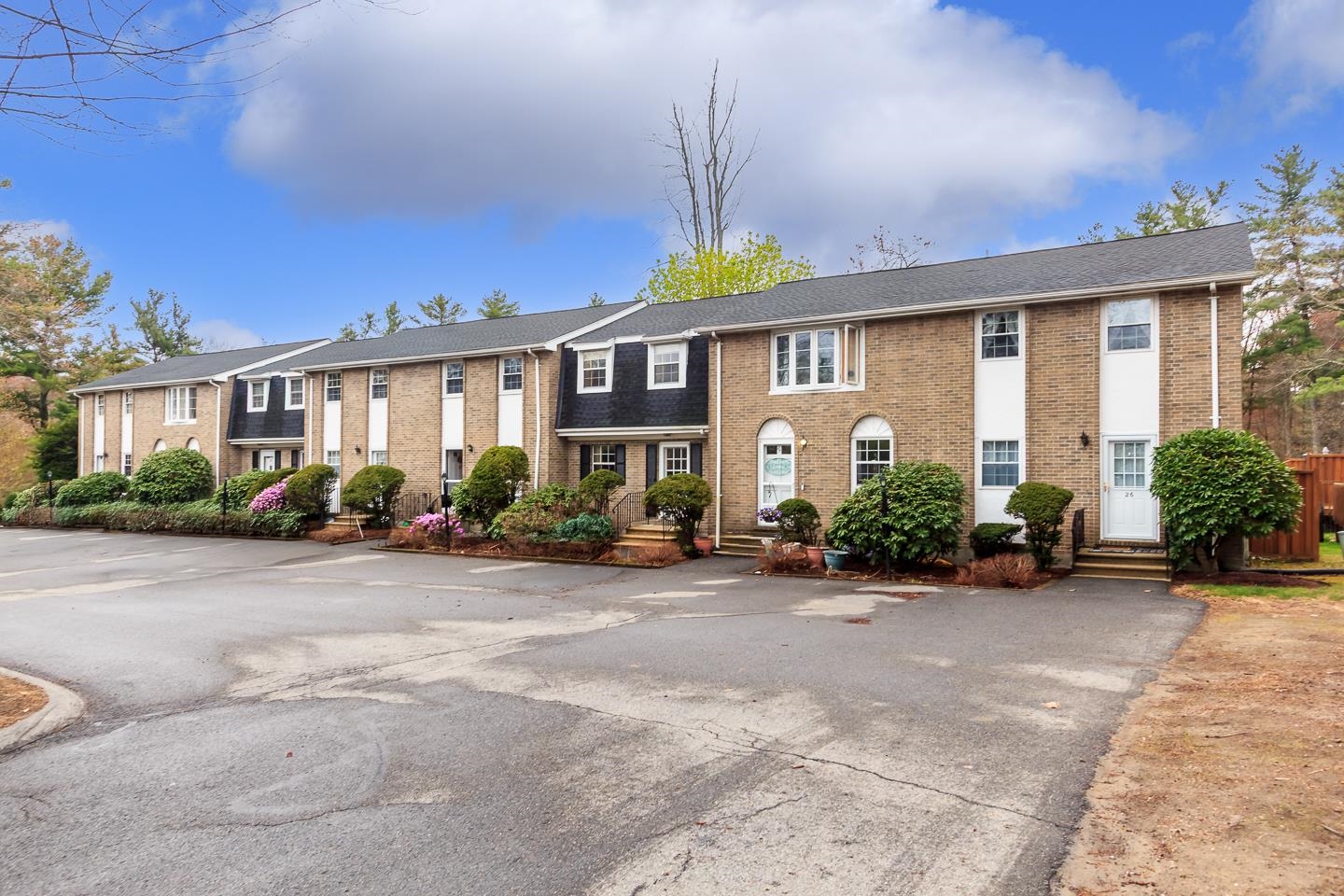 24 Fieldstone Dr, Londonderry, NH 03053