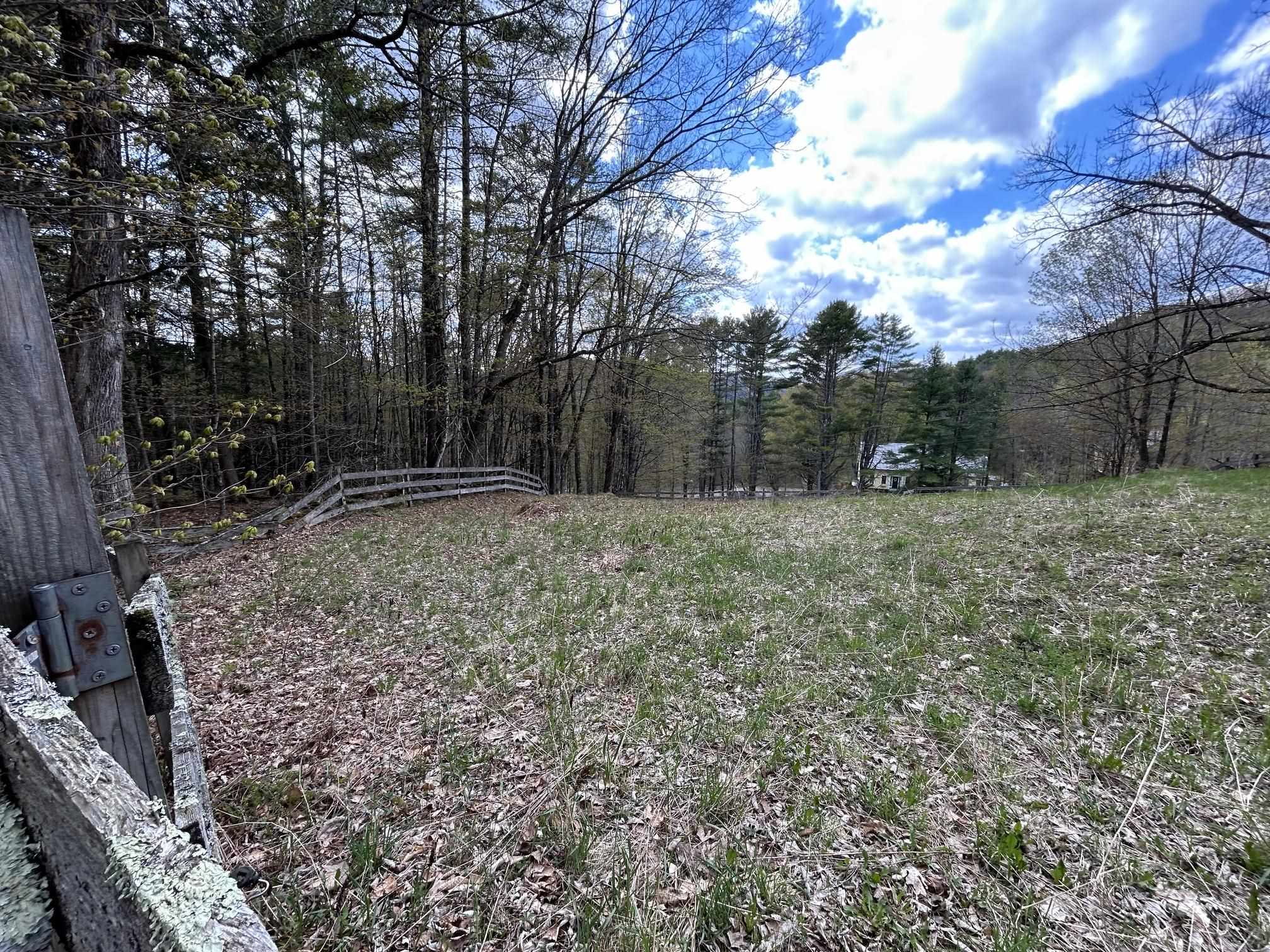 Upper part of pasture, some fencing remains 25182257