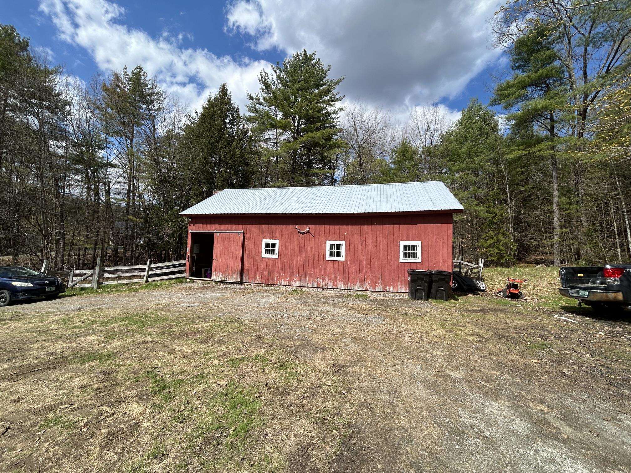 2-3 stall Barn w tack room, water & electricity 25182150