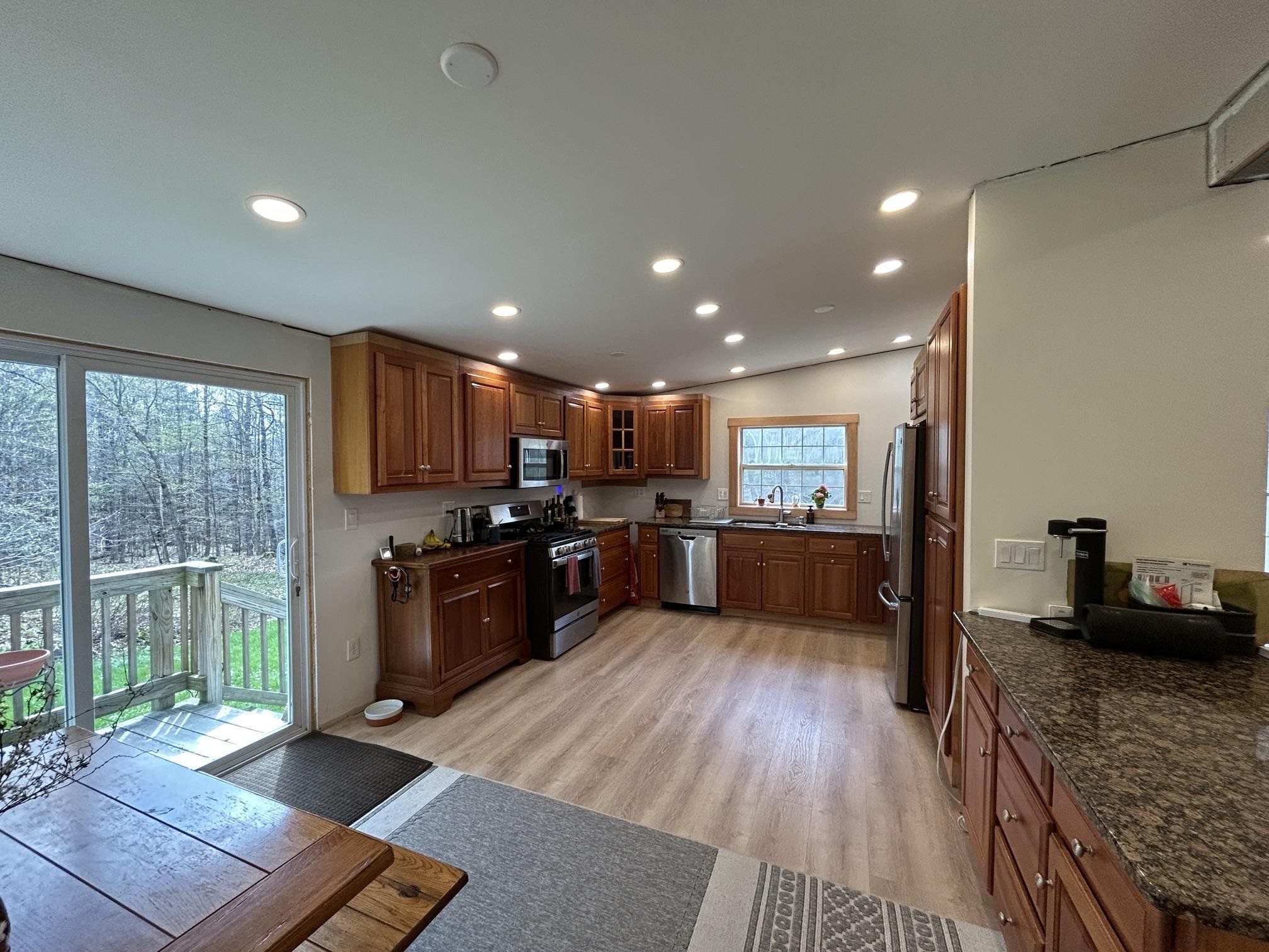 Kitchen/Dining to deck 25182461