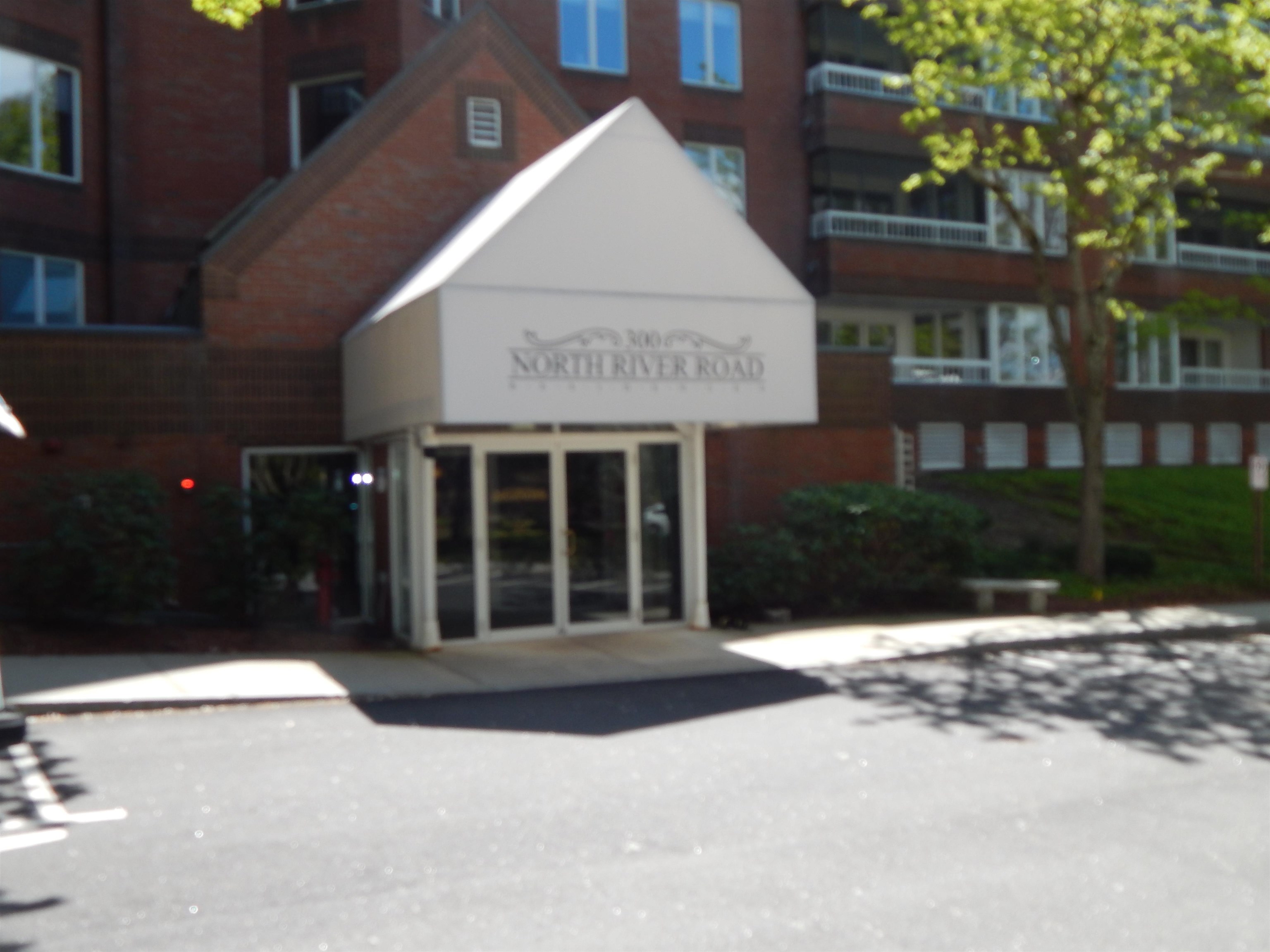 300 River Rd, Manchester, NH 03104