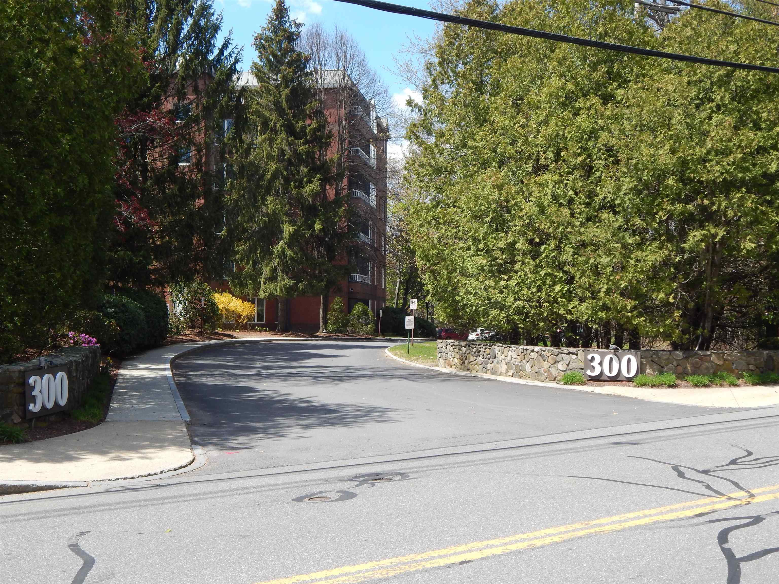 300 River Rd, Manchester, NH 03104