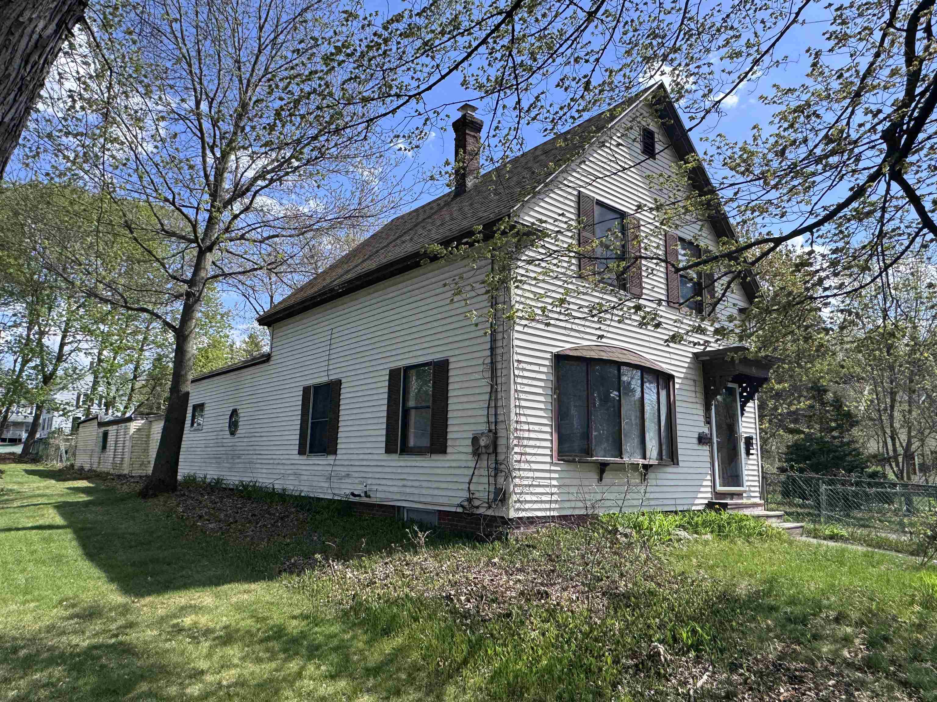 16 Norton St, Derry, NH 03038