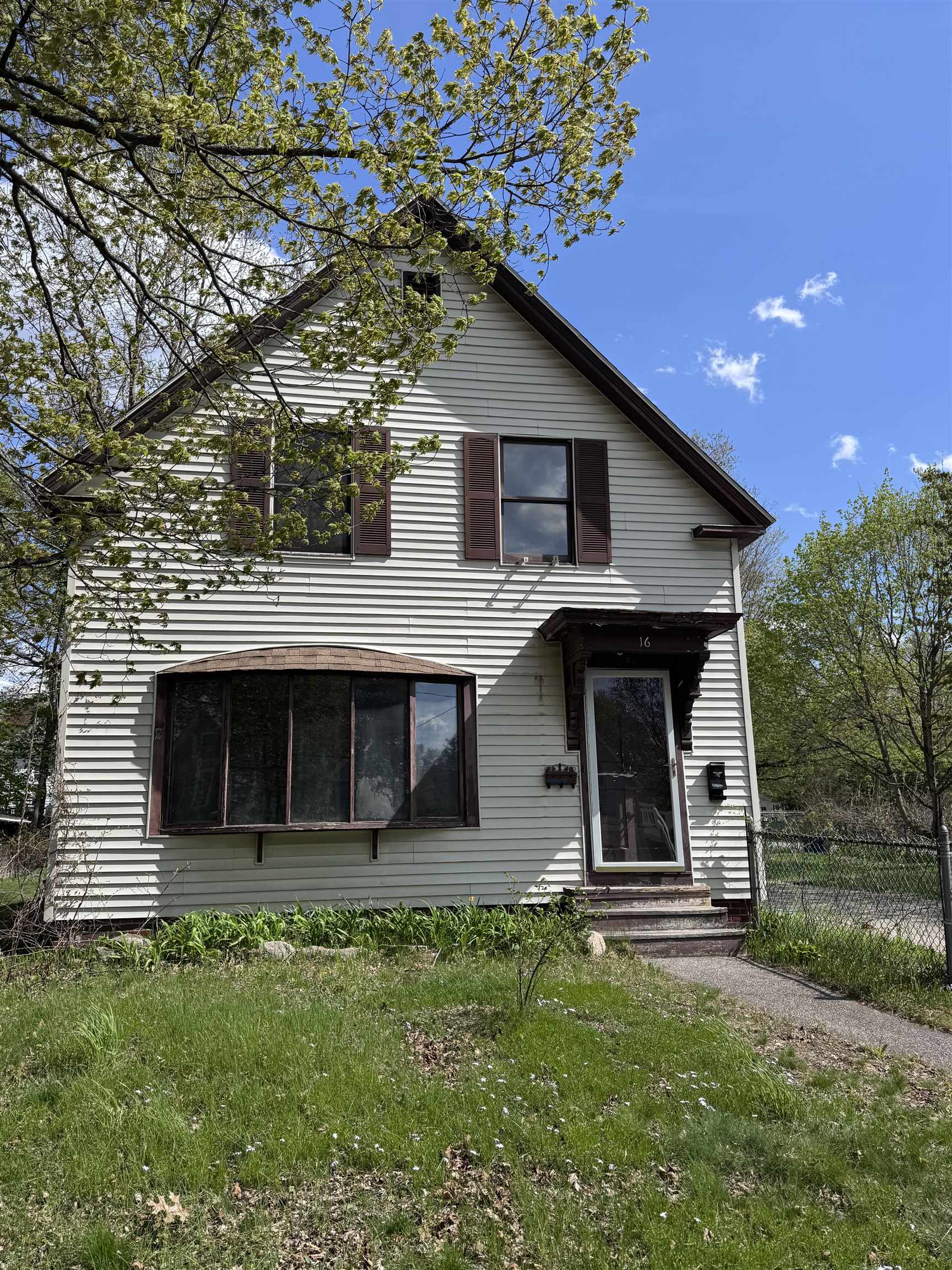 16 Norton St, Derry, NH 03038