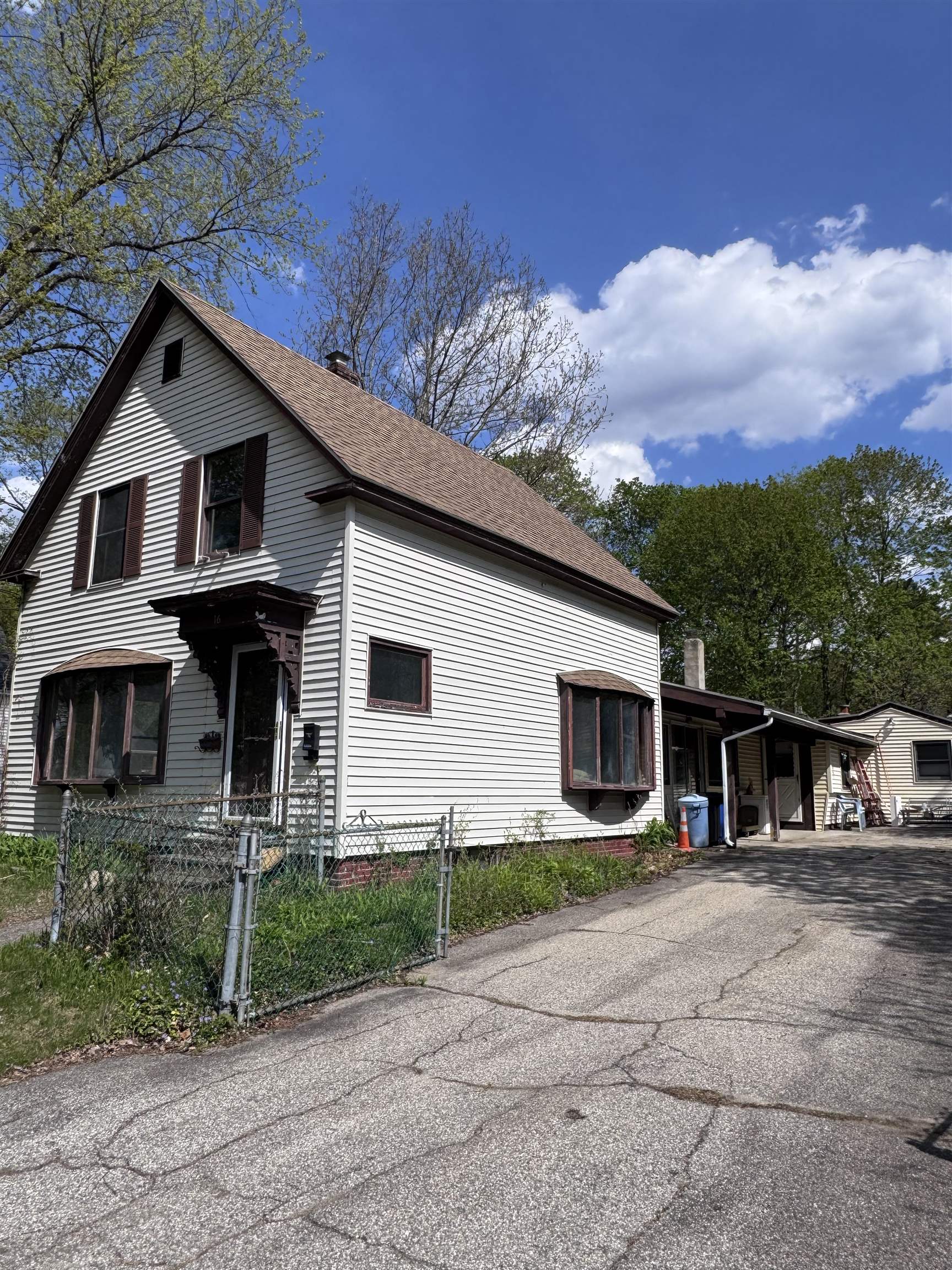 16 Norton St, Derry, NH 03038