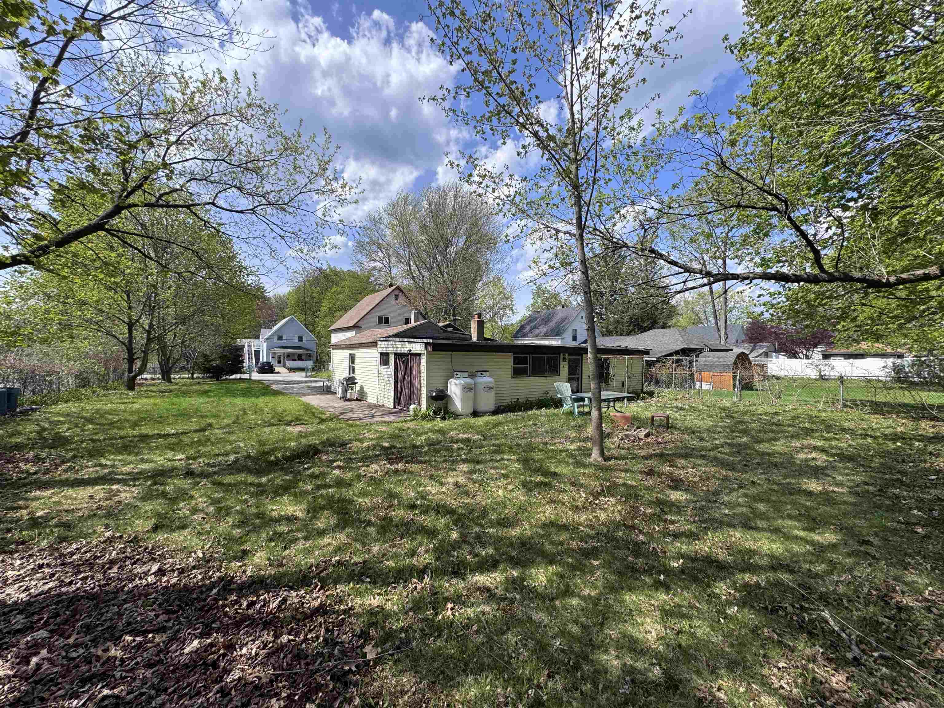16 Norton St, Derry, NH 03038