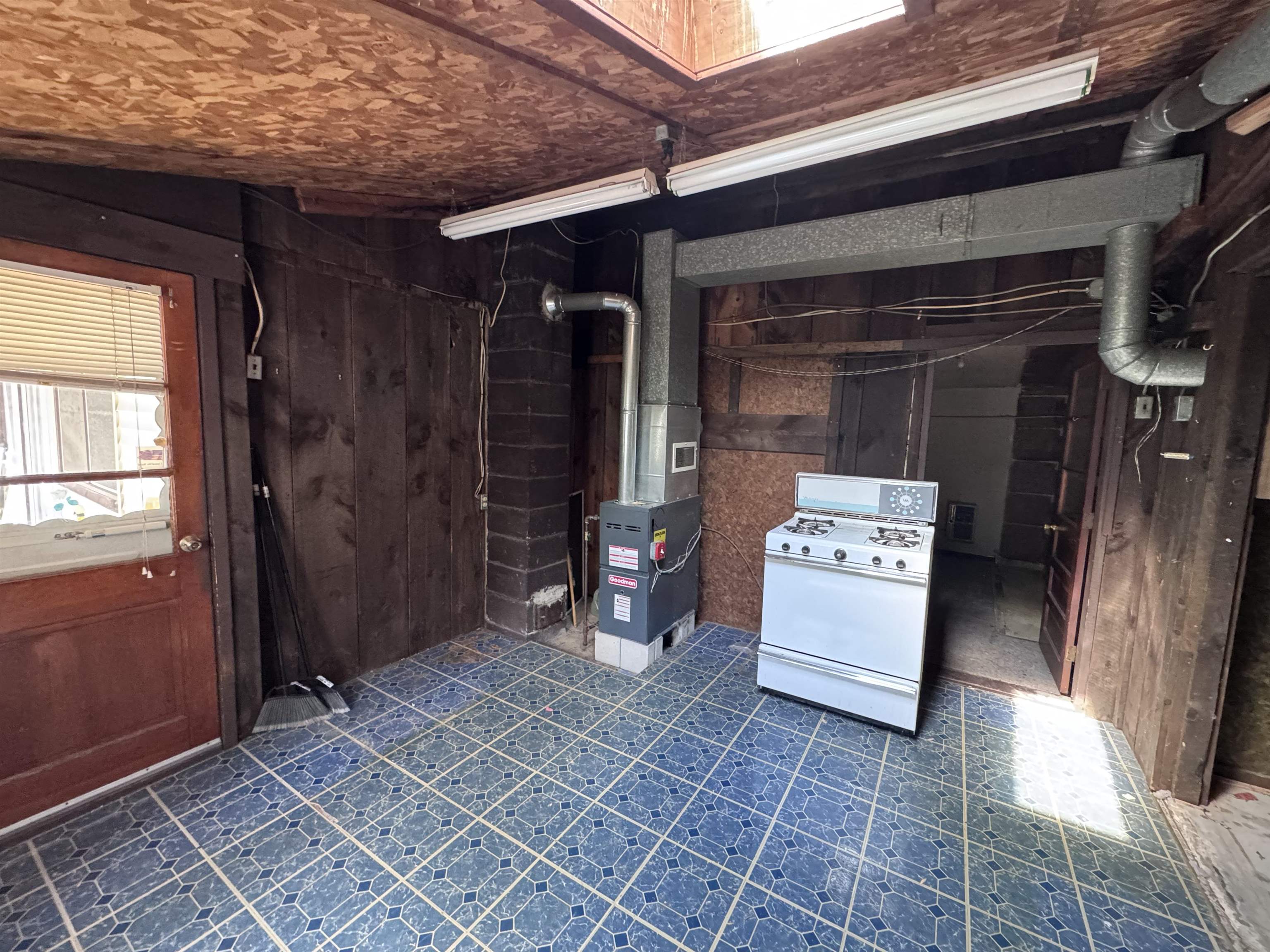 16 Norton St, Derry, NH 03038