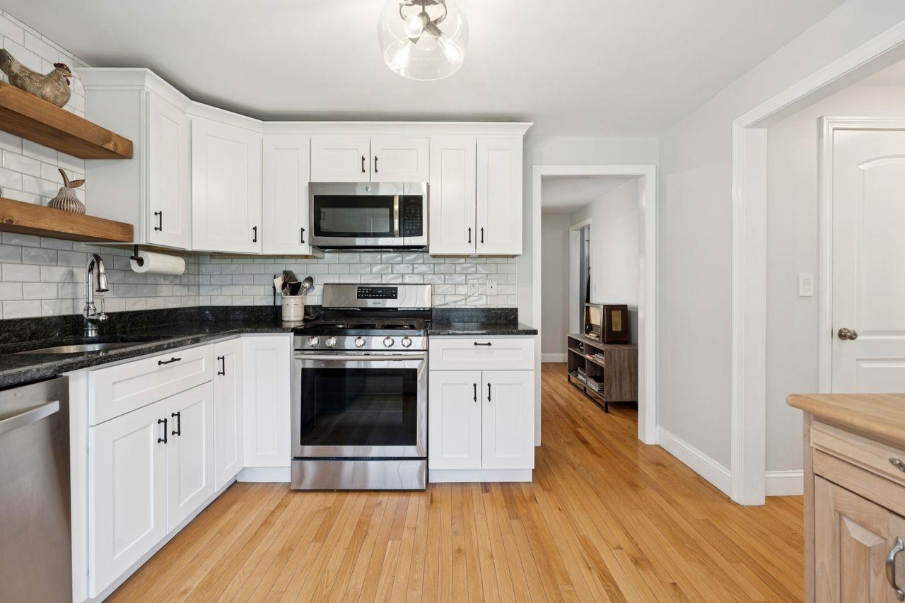 112 Winterwood Dr, Londonderry, NH 03053