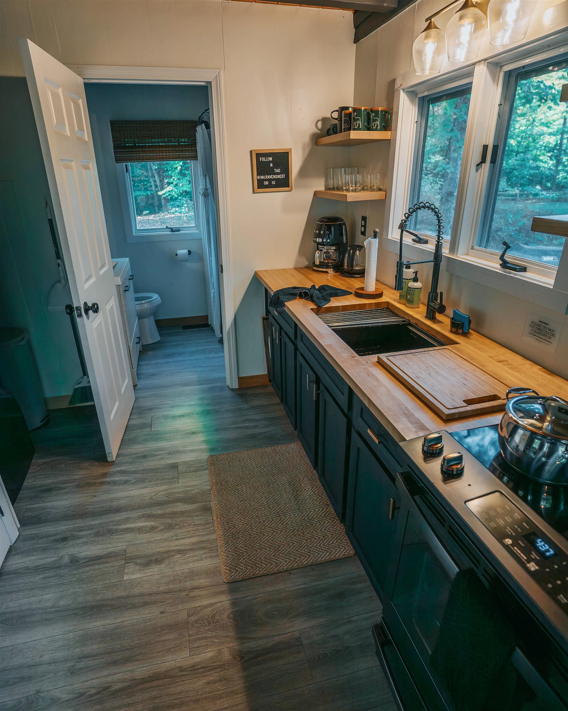 178 E Chocorua River Dr, Tamworth, NH 03886