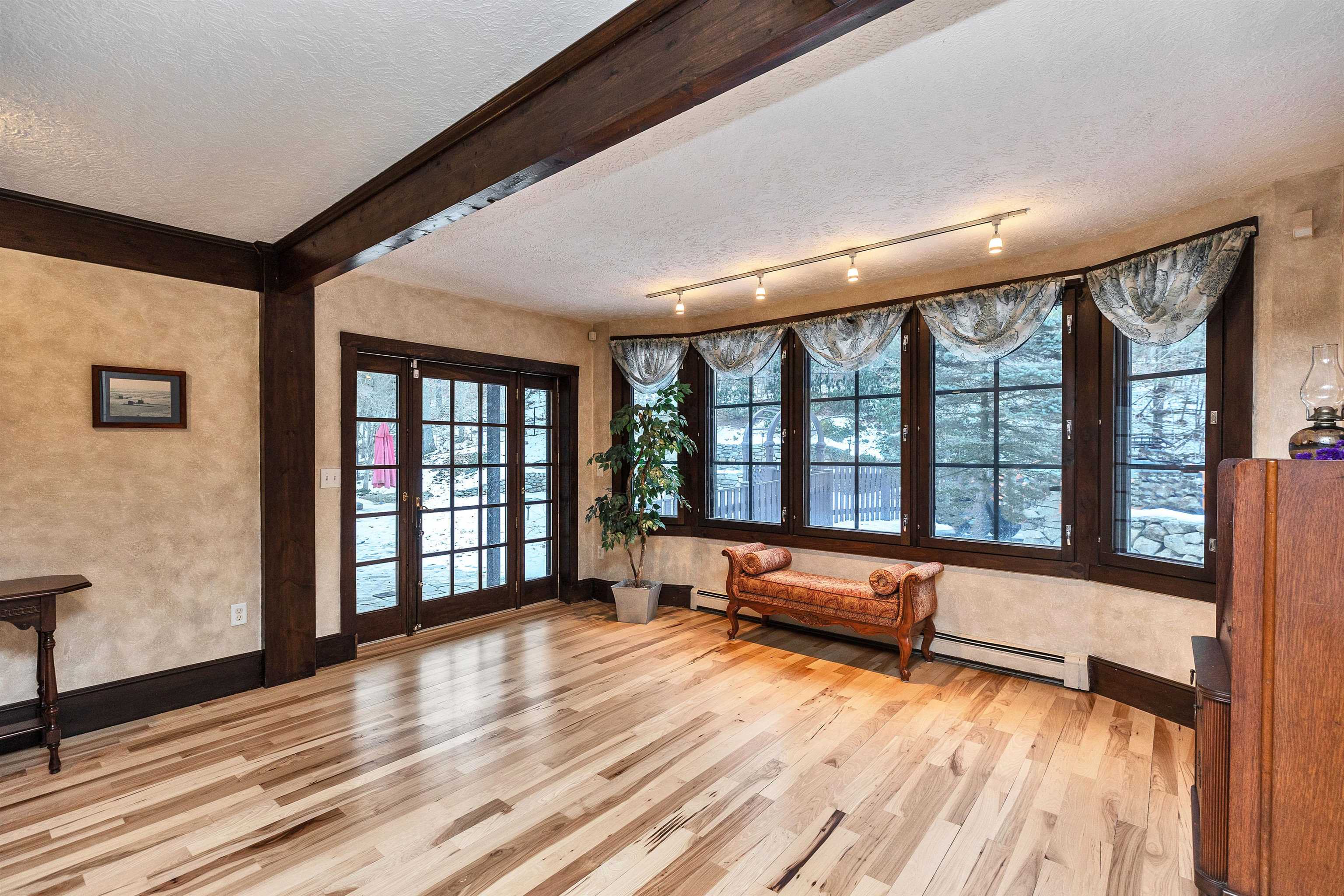 107 Fresh Pond Ln, Brookline, NH 03033