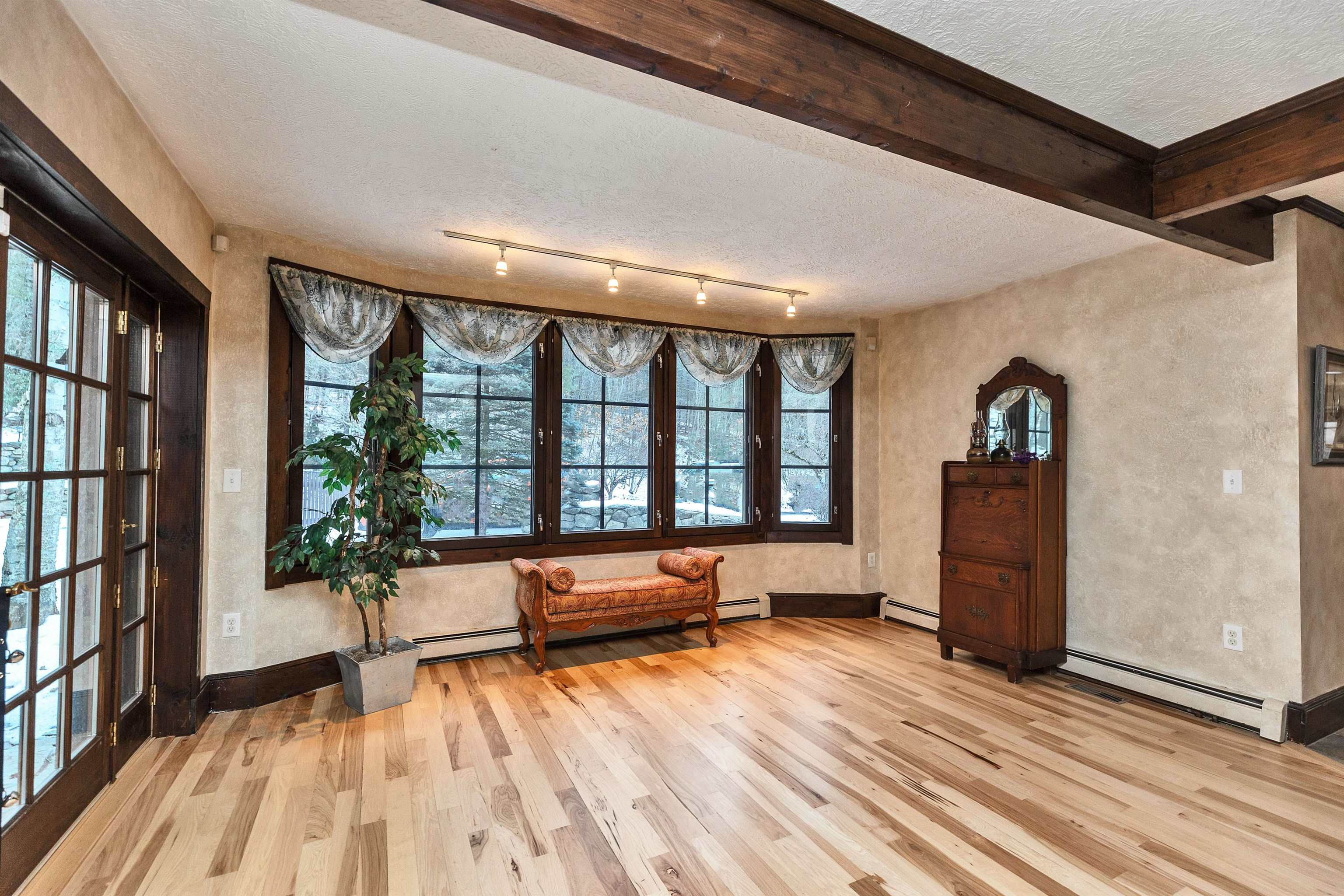 107 Fresh Pond Ln, Brookline, NH 03033