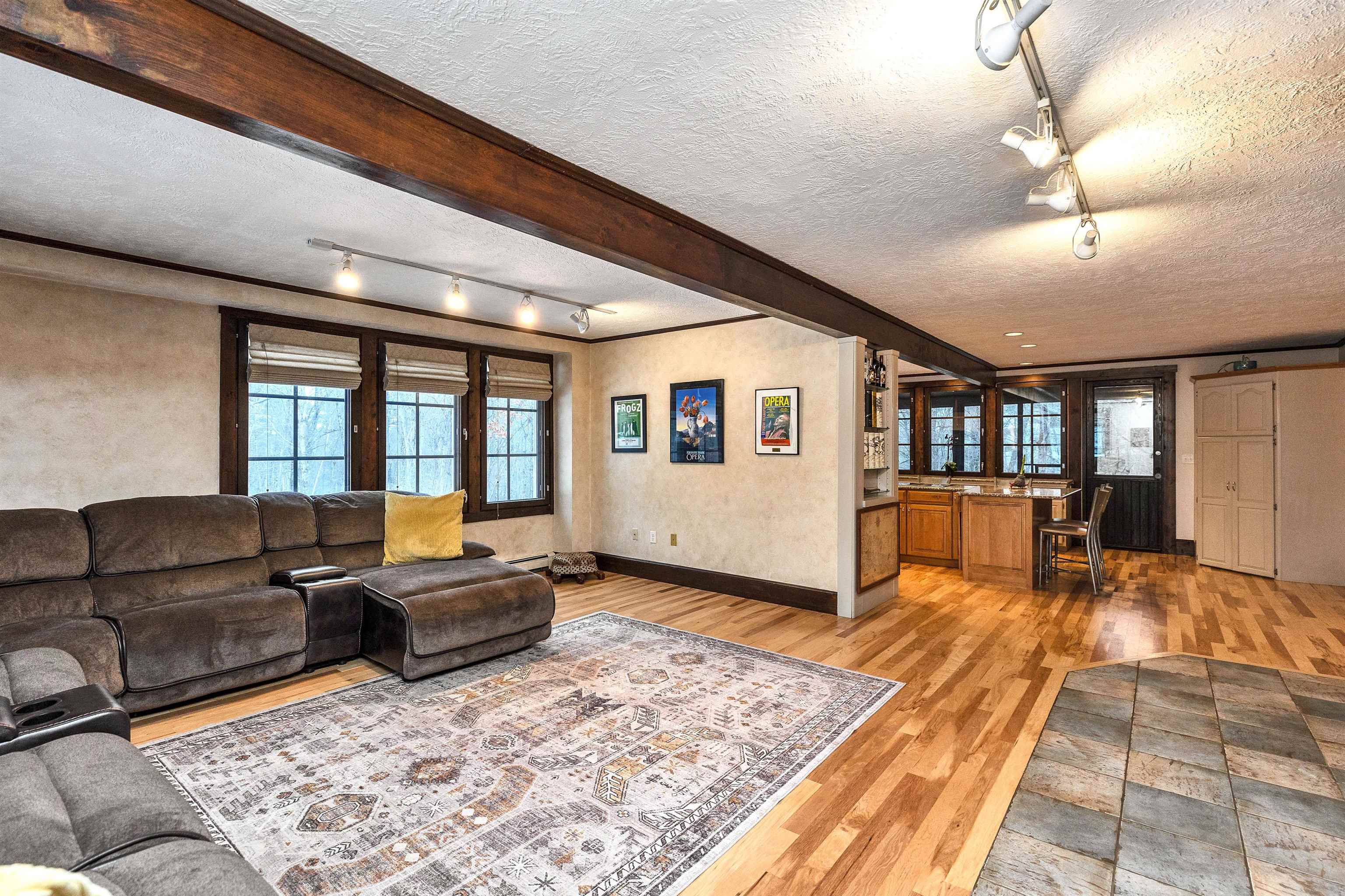 107 Fresh Pond Ln, Brookline, NH 03033