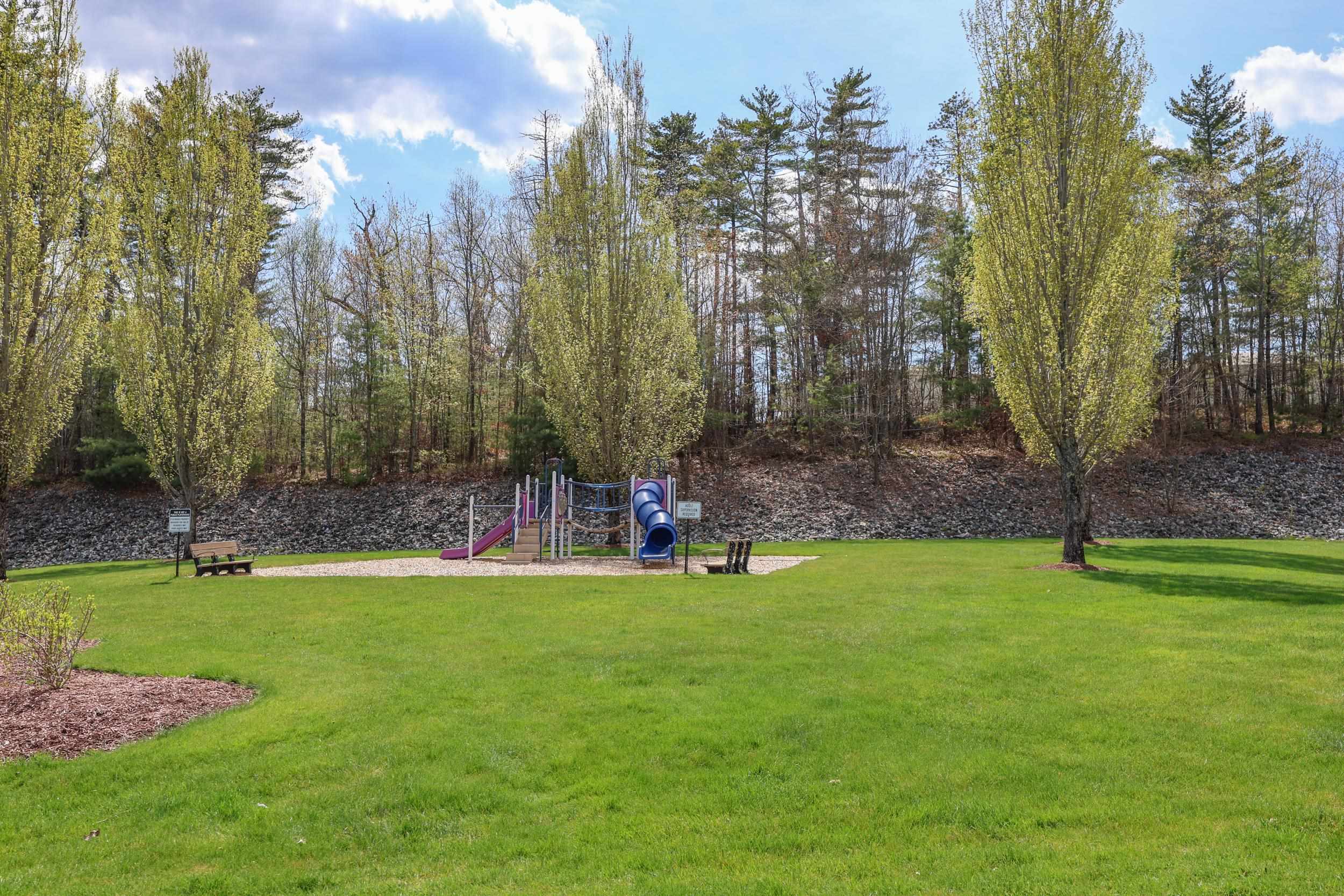 18 Crestview Cir, Londonderry, NH 03053