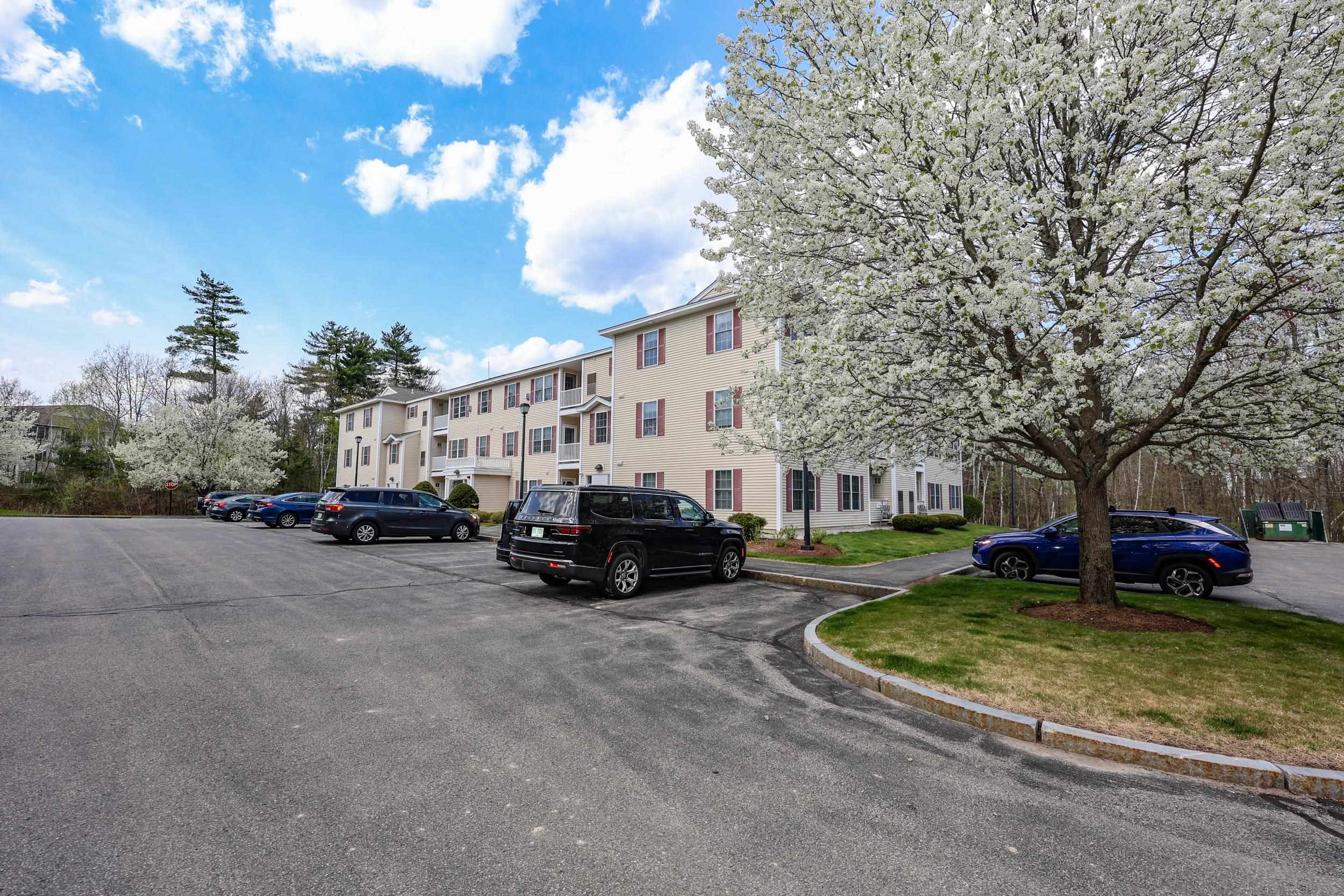 18 Crestview Cir, Londonderry, NH 03053