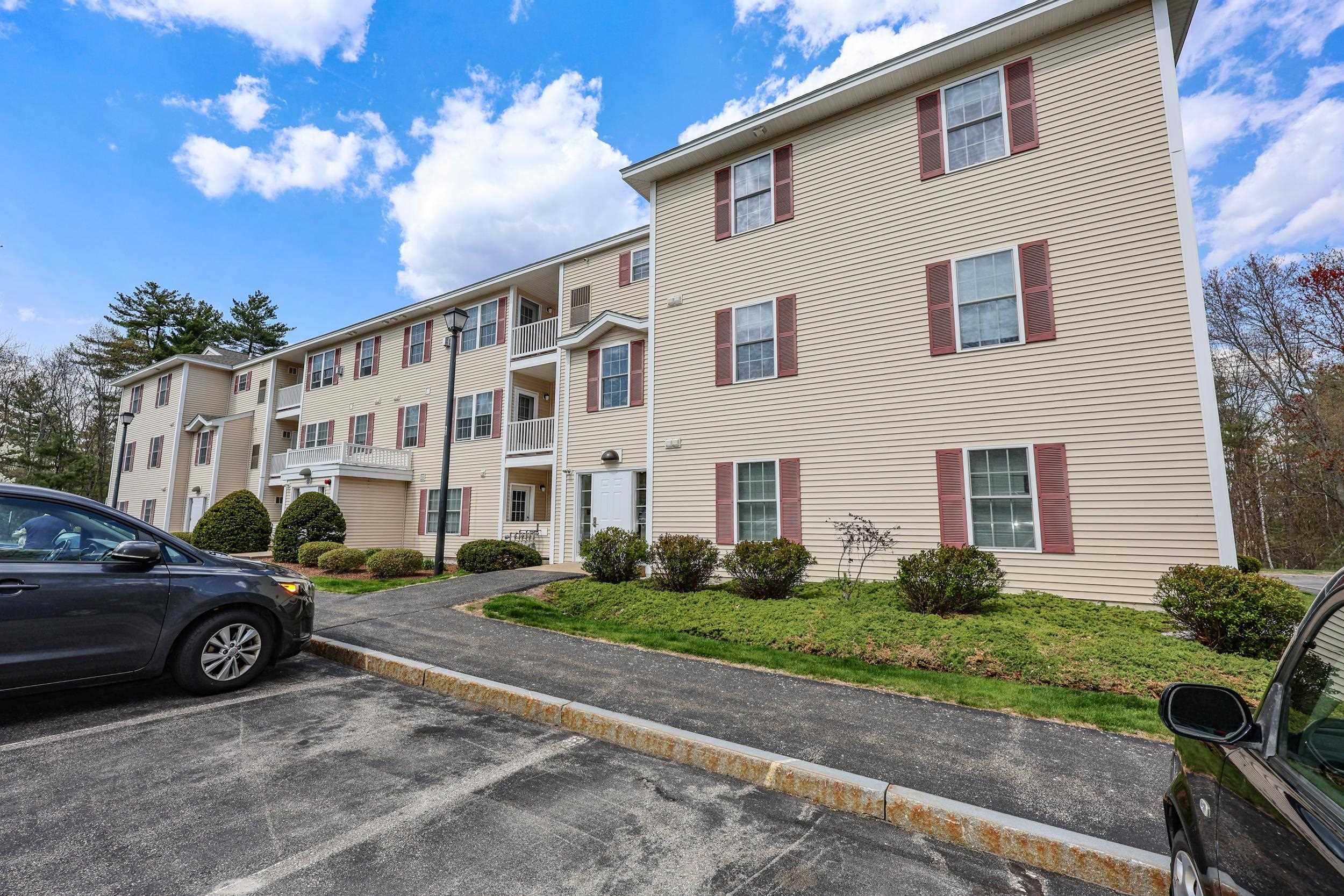 18 Crestview Cir, Londonderry, NH 03053