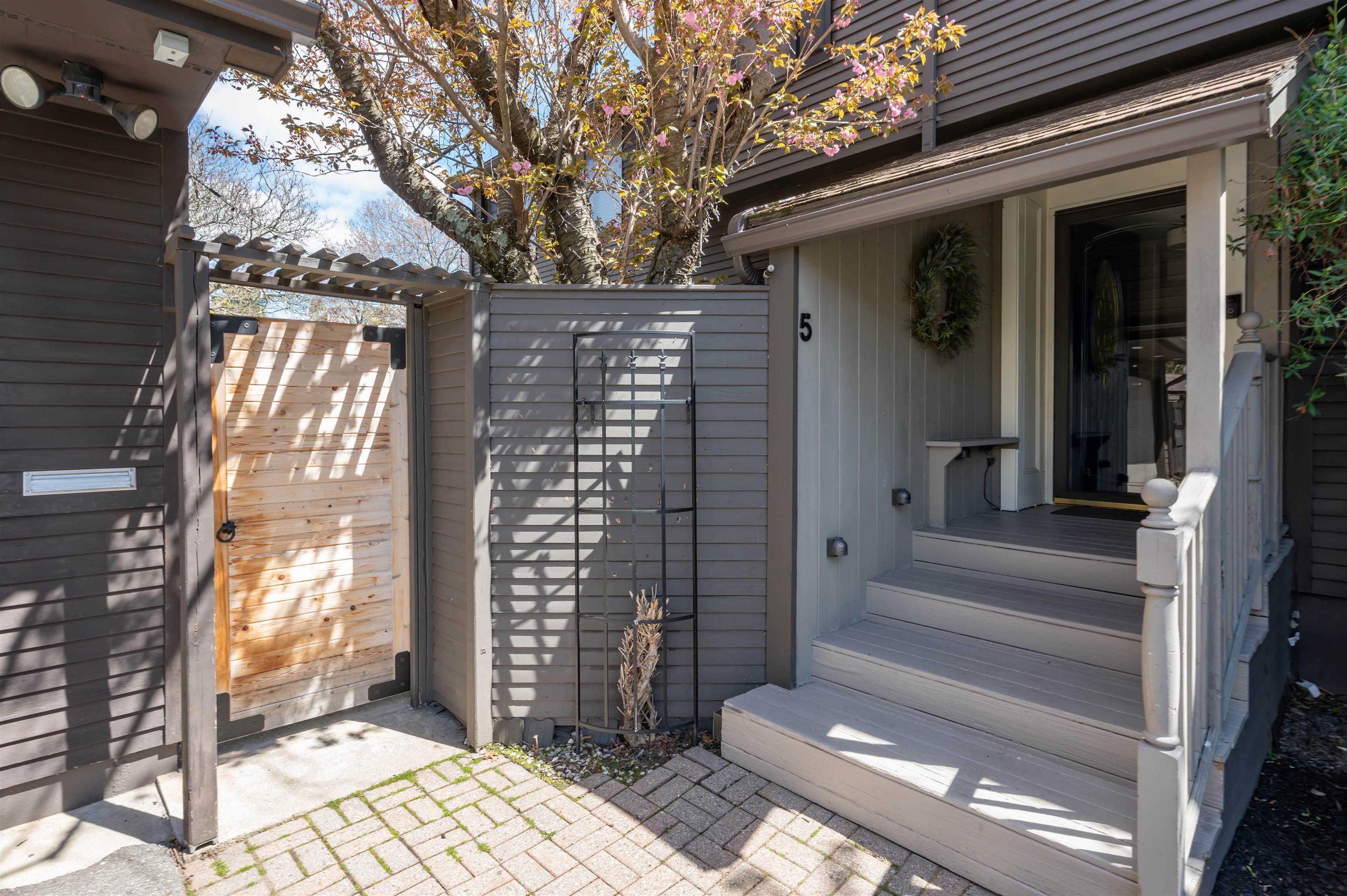 5 Ashland St, Nashua, NH 03064-1808
