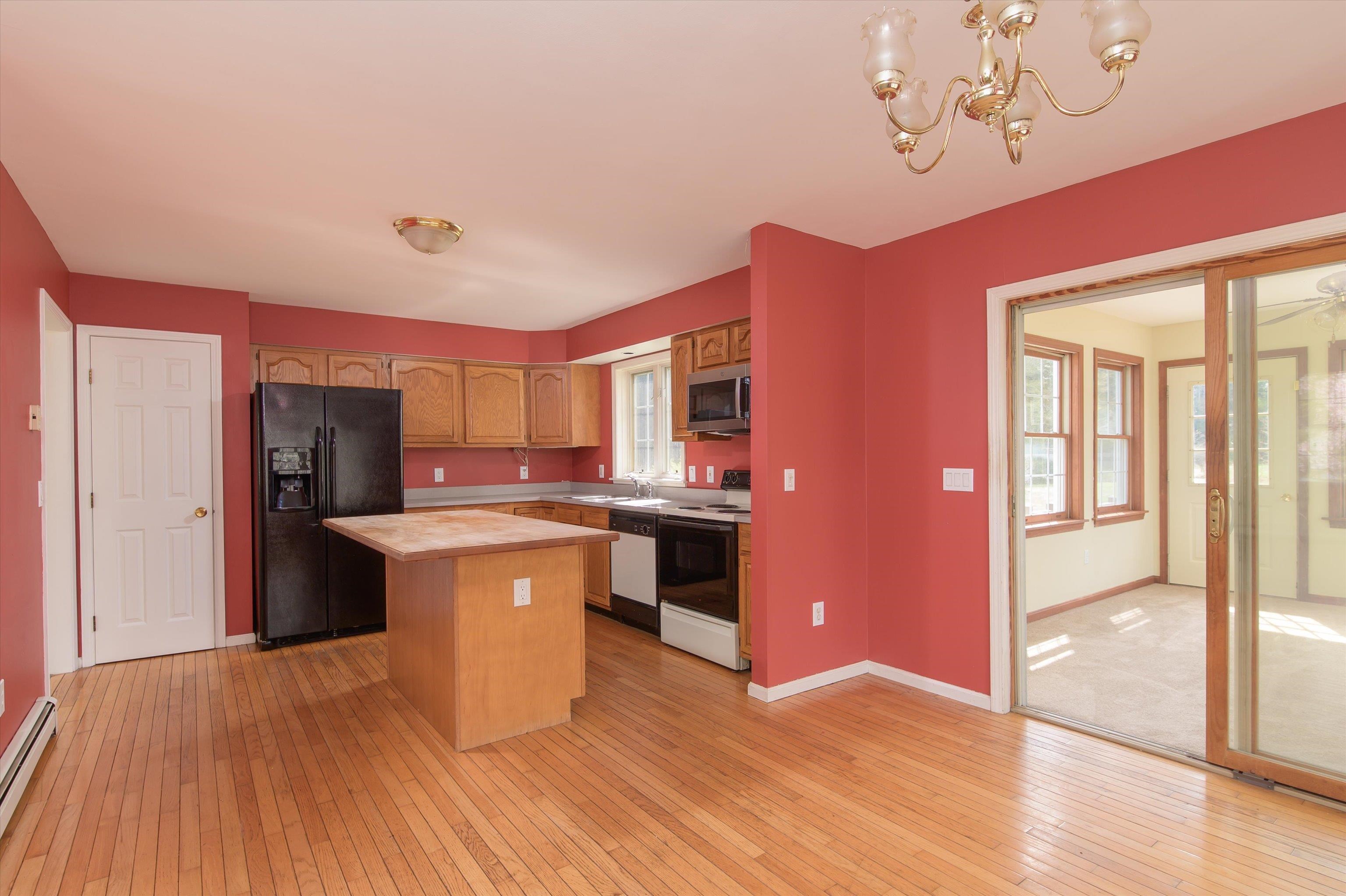 Dining room to Kitchen 25192432
