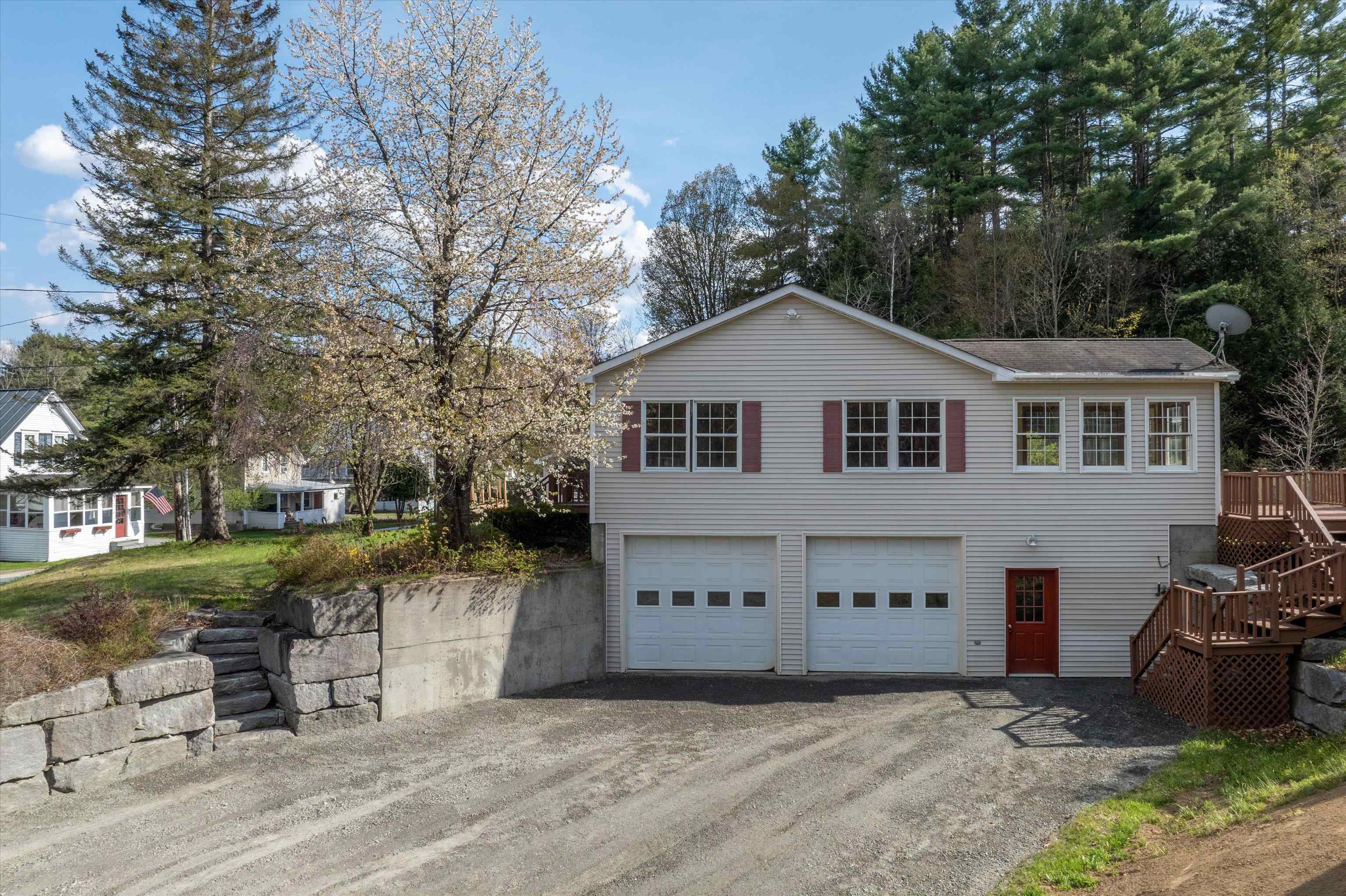 Driveway and retaining wall 25192381