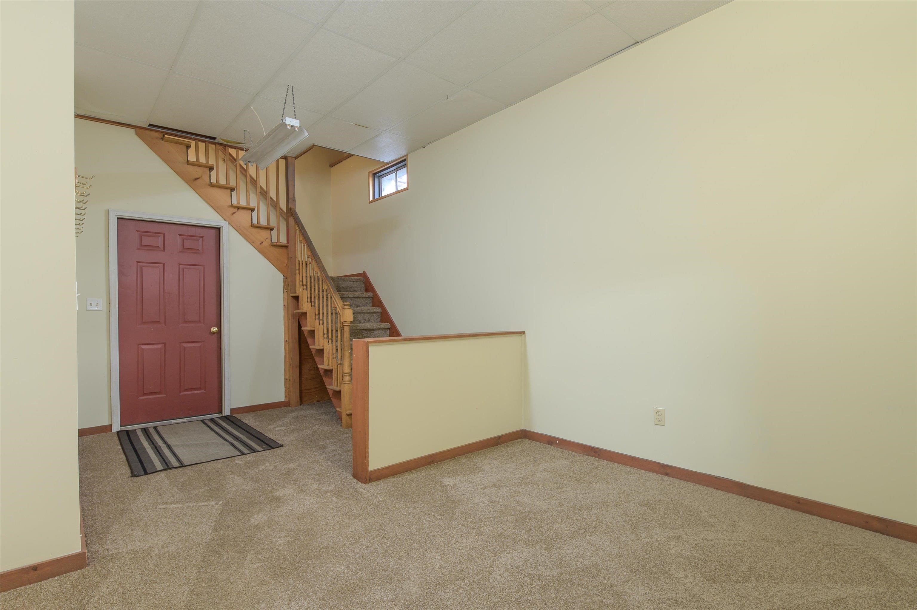 Basement stairs to main living floor 25192573