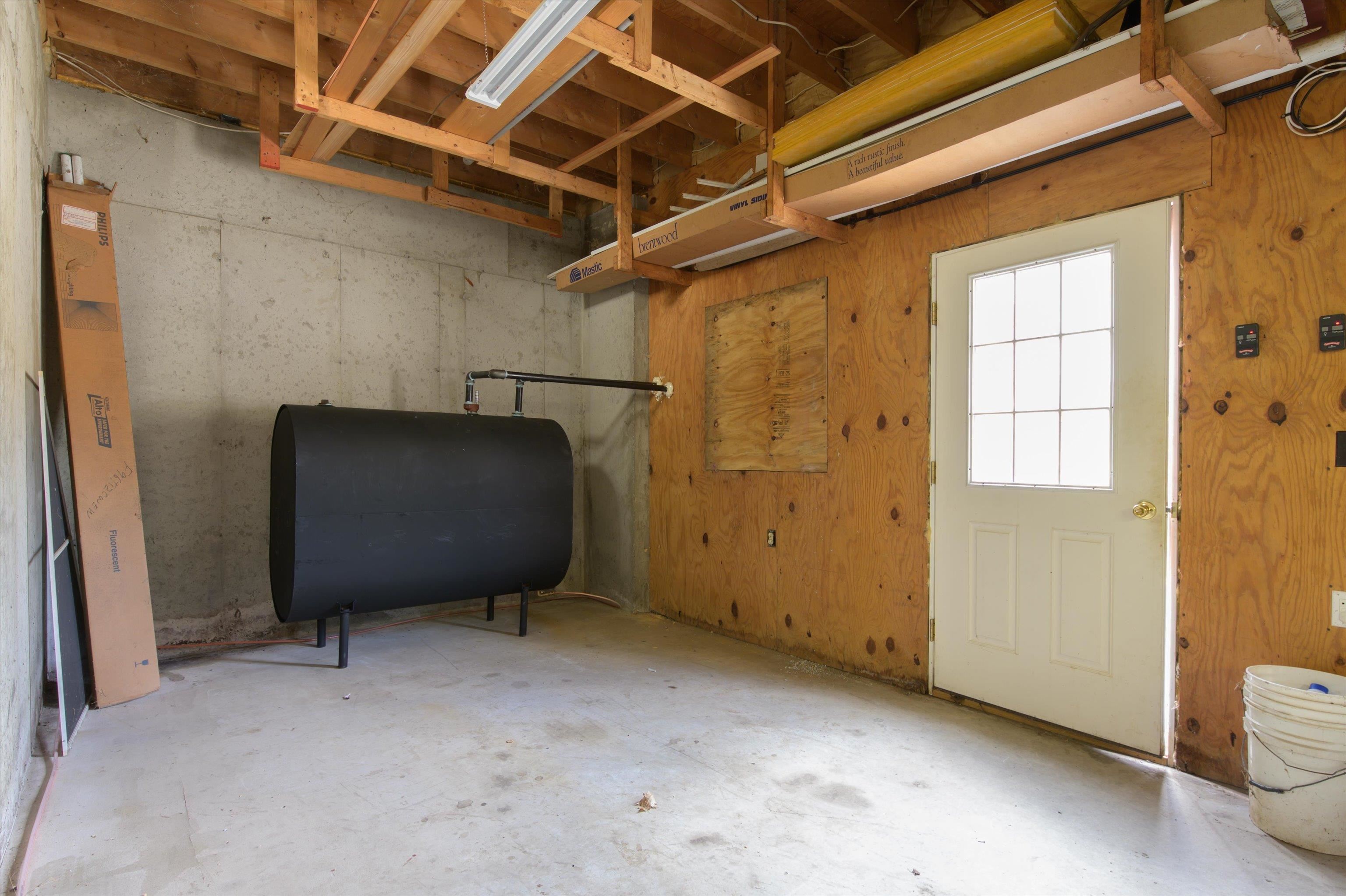 Basement entry 25192593