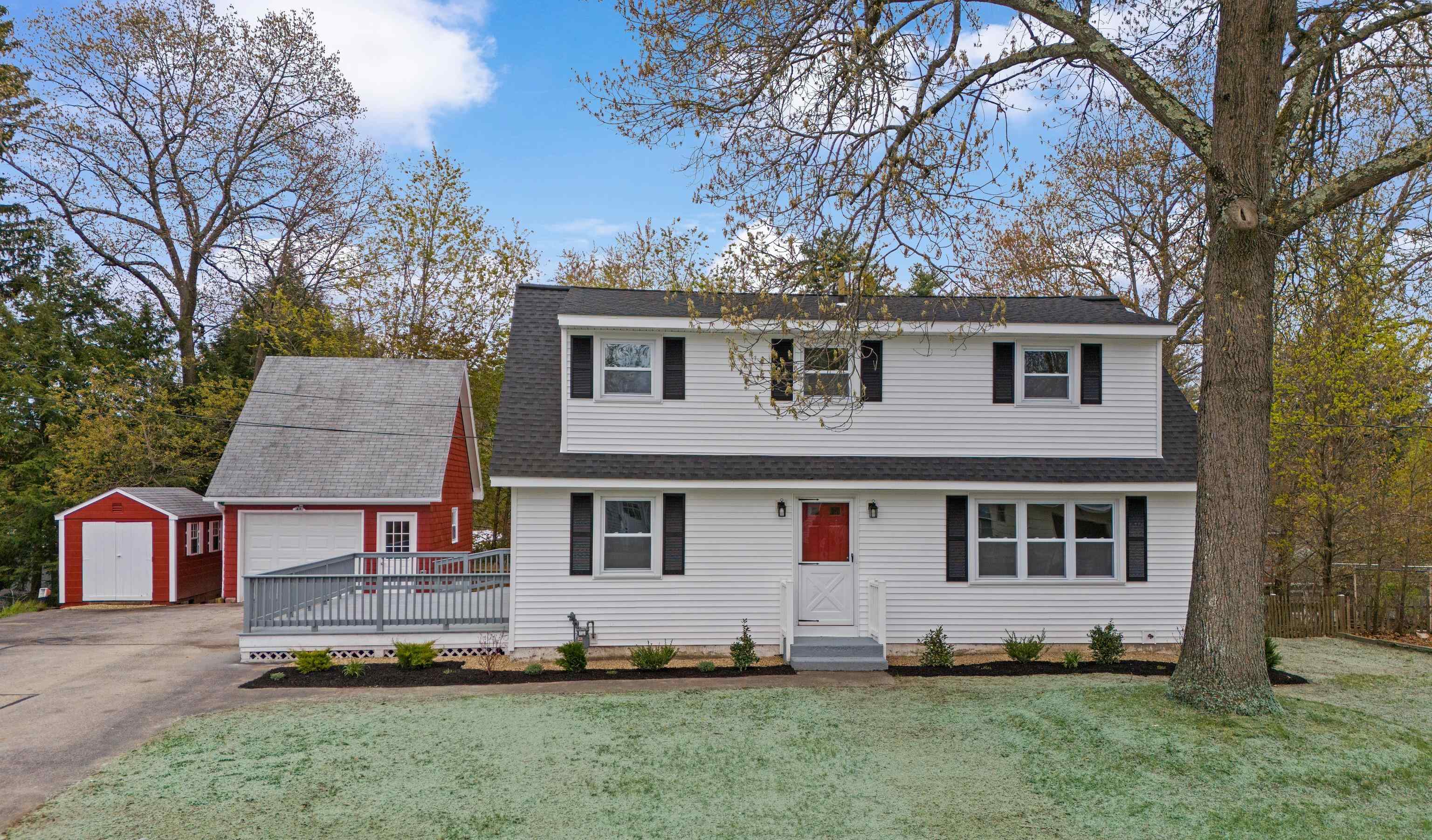 12 Hemlock St, Hudson, NH 03051