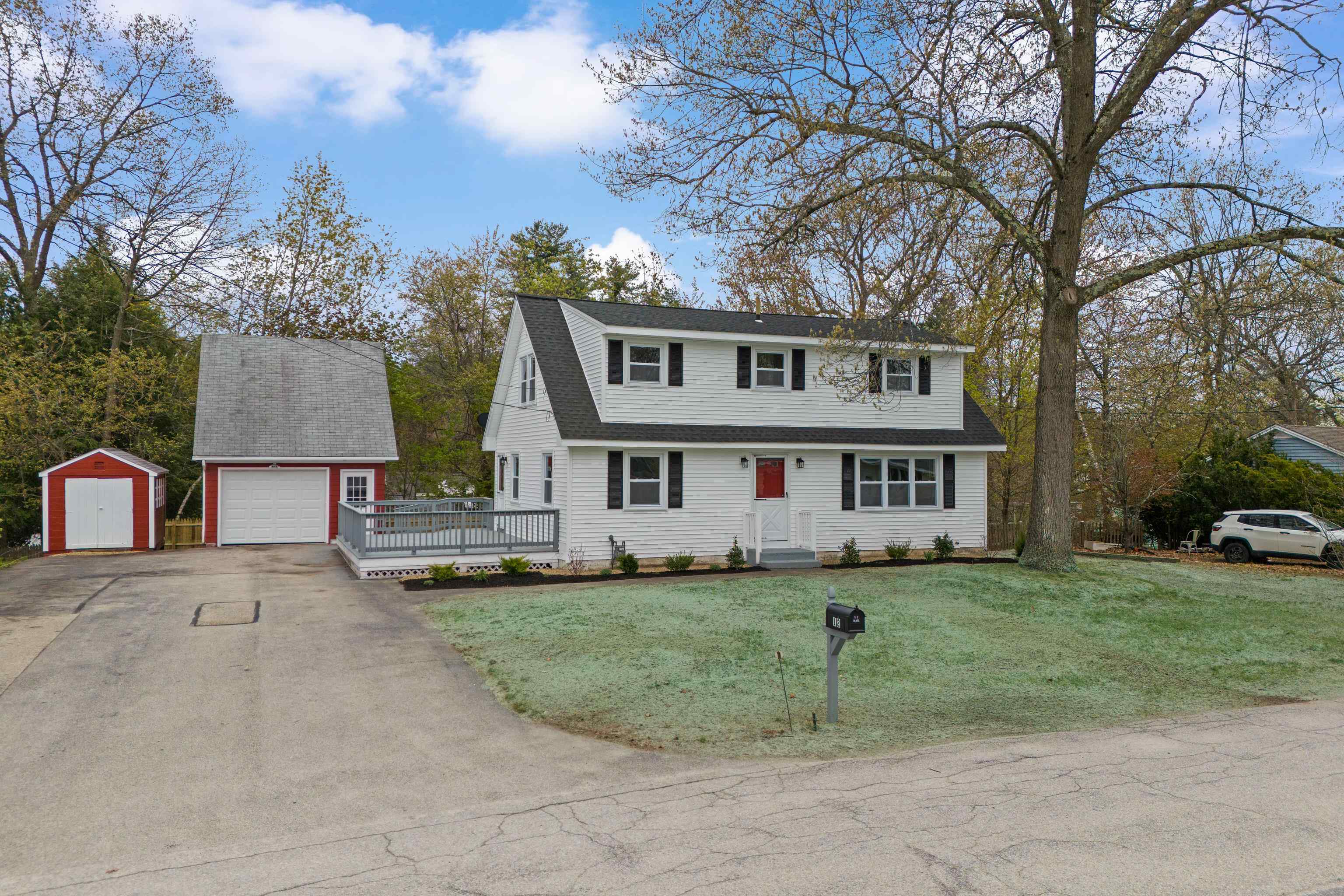 12 Hemlock St, Hudson, NH 03051
