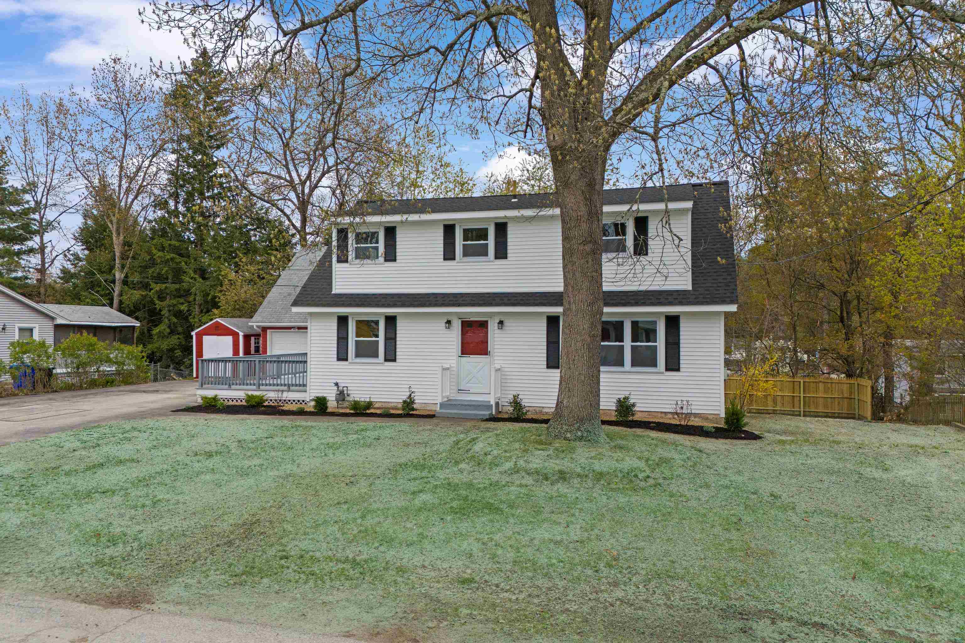12 Hemlock St, Hudson, NH 03051
