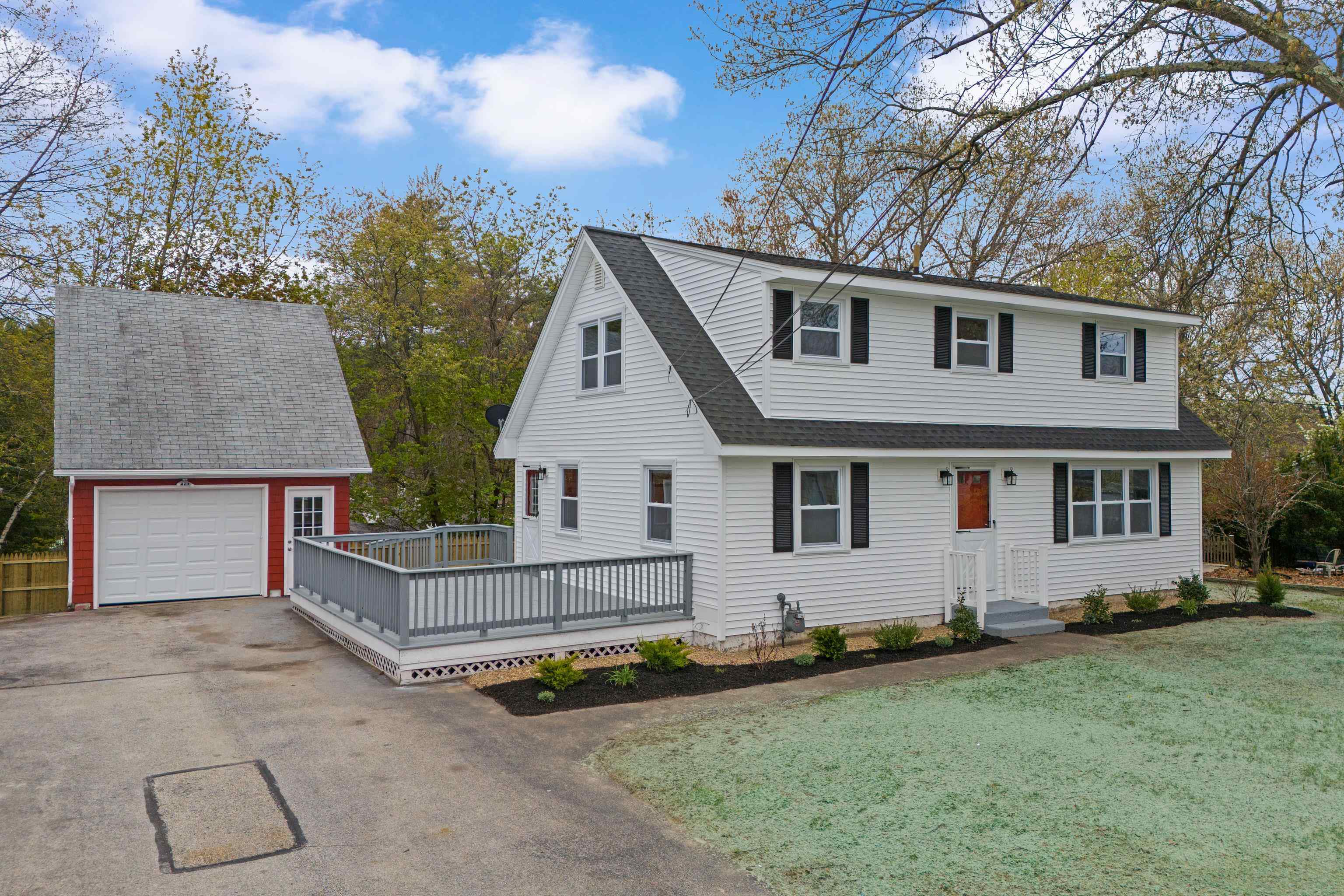 12 Hemlock St, Hudson, NH 03051