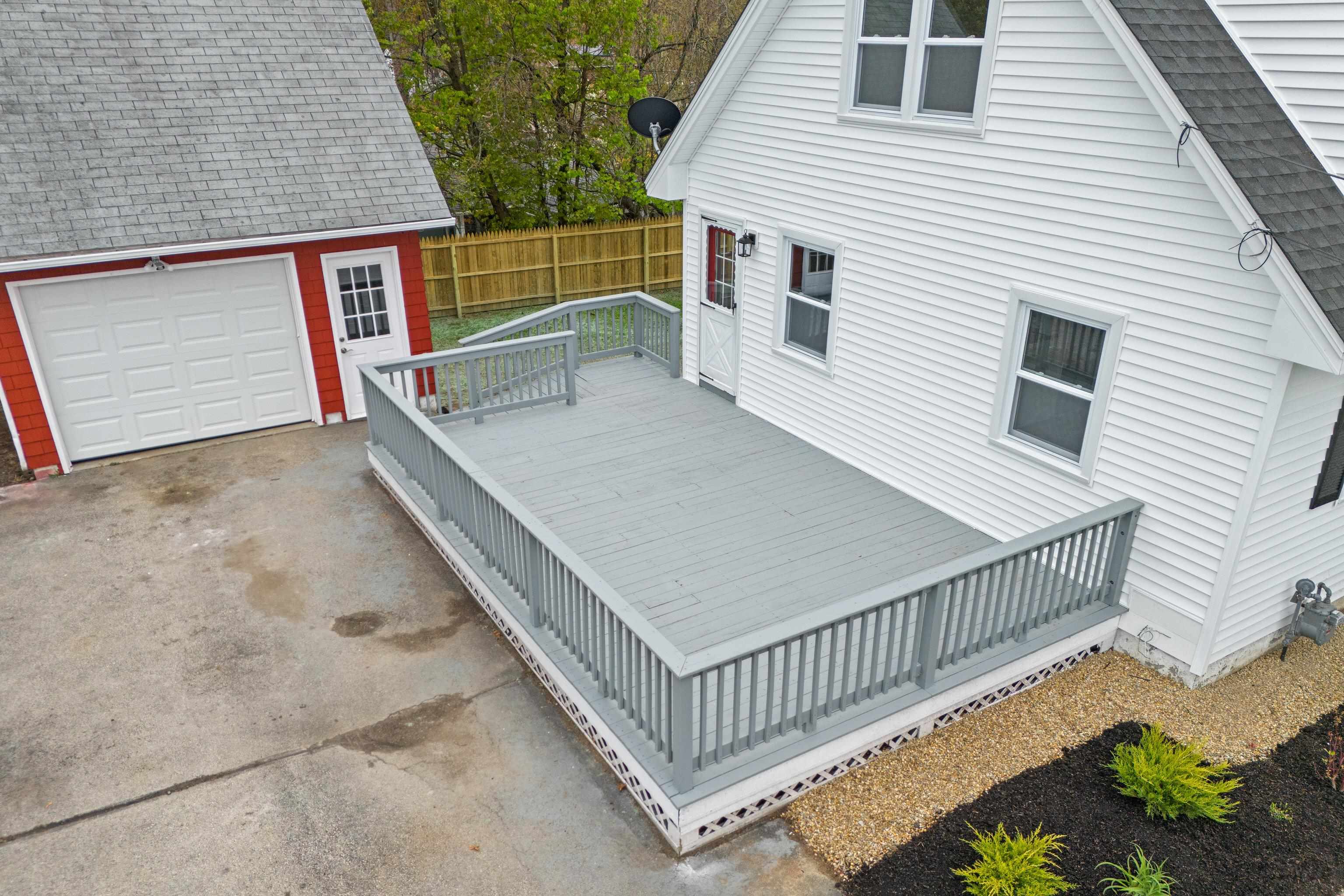 12 Hemlock St, Hudson, NH 03051