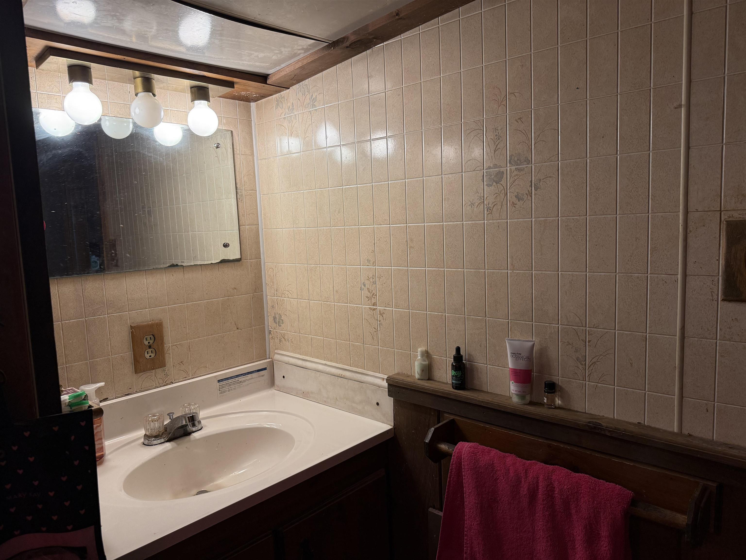 First Floor Bath 25173272