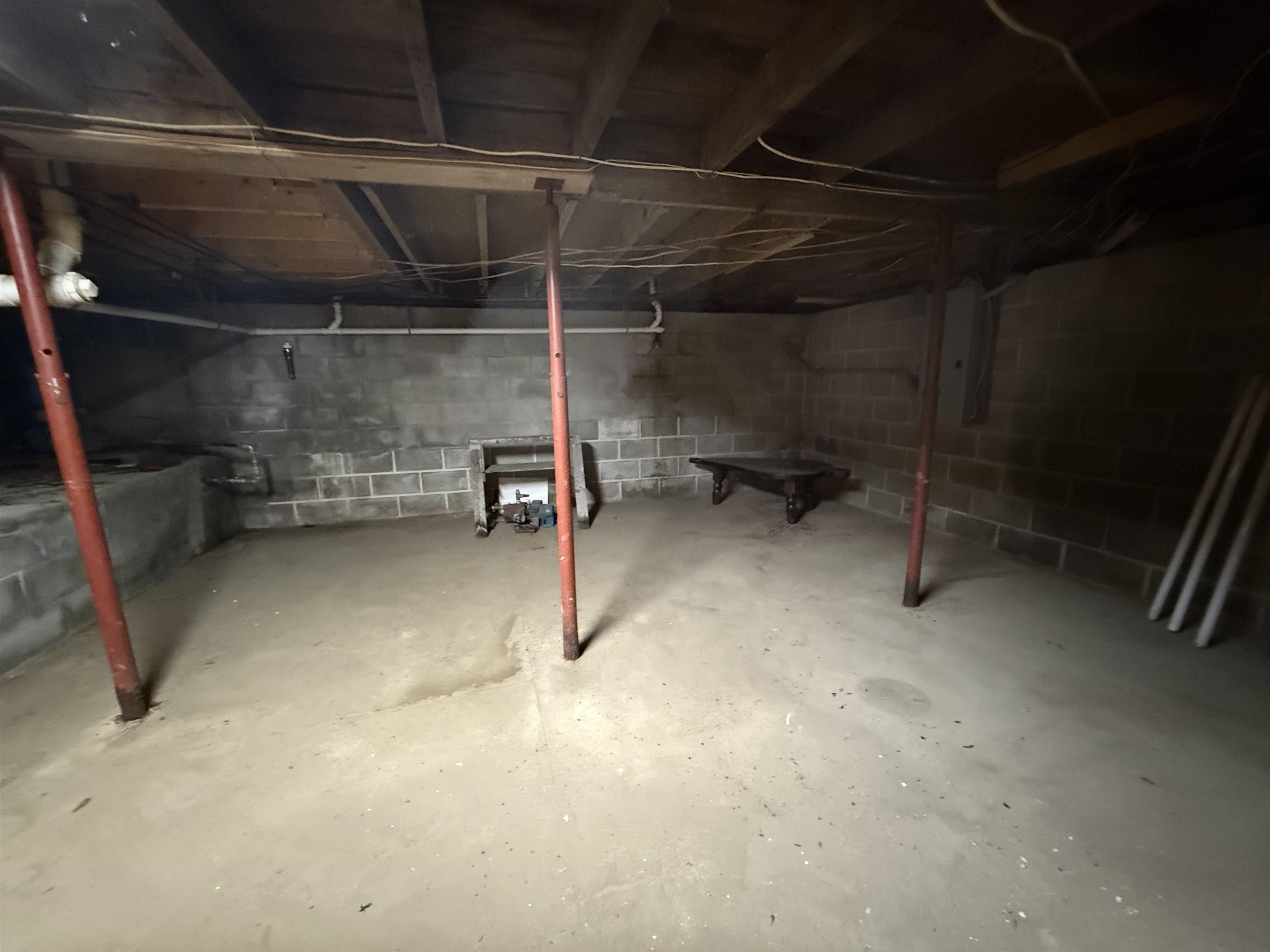 Basement 25173288