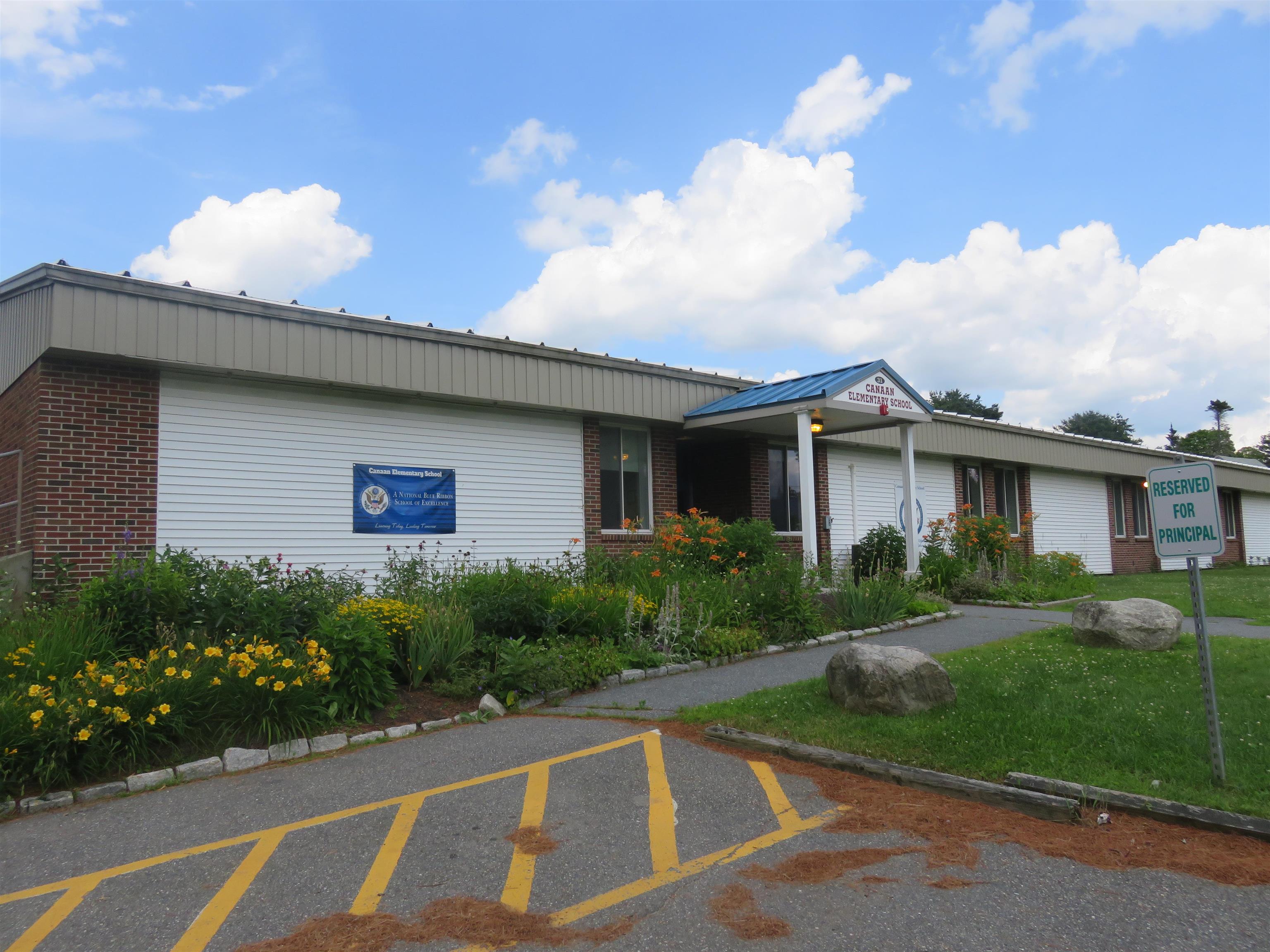 Elementary School Nearby 25198266
