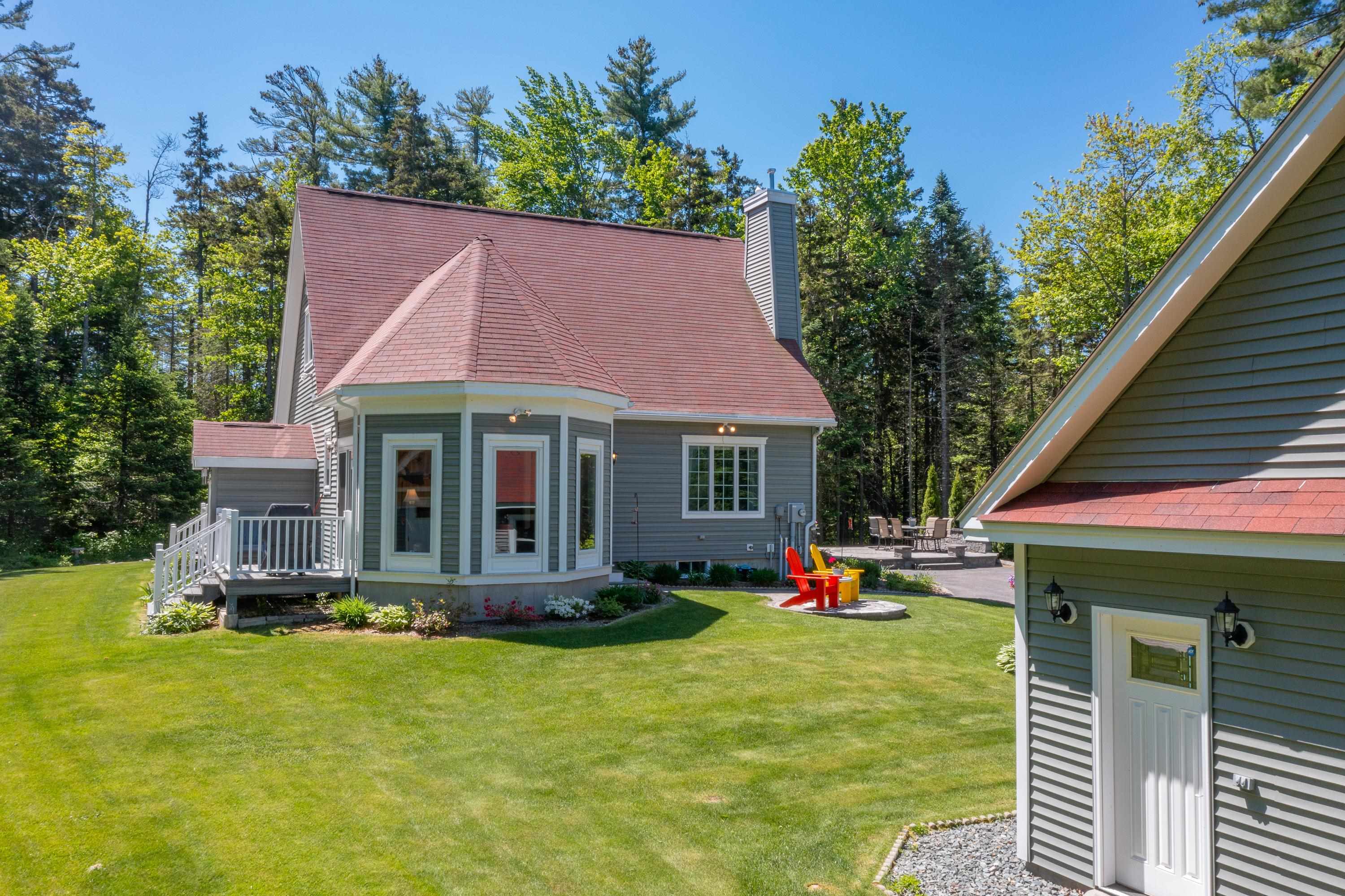105 Loft Cir, Campton, NH 03223