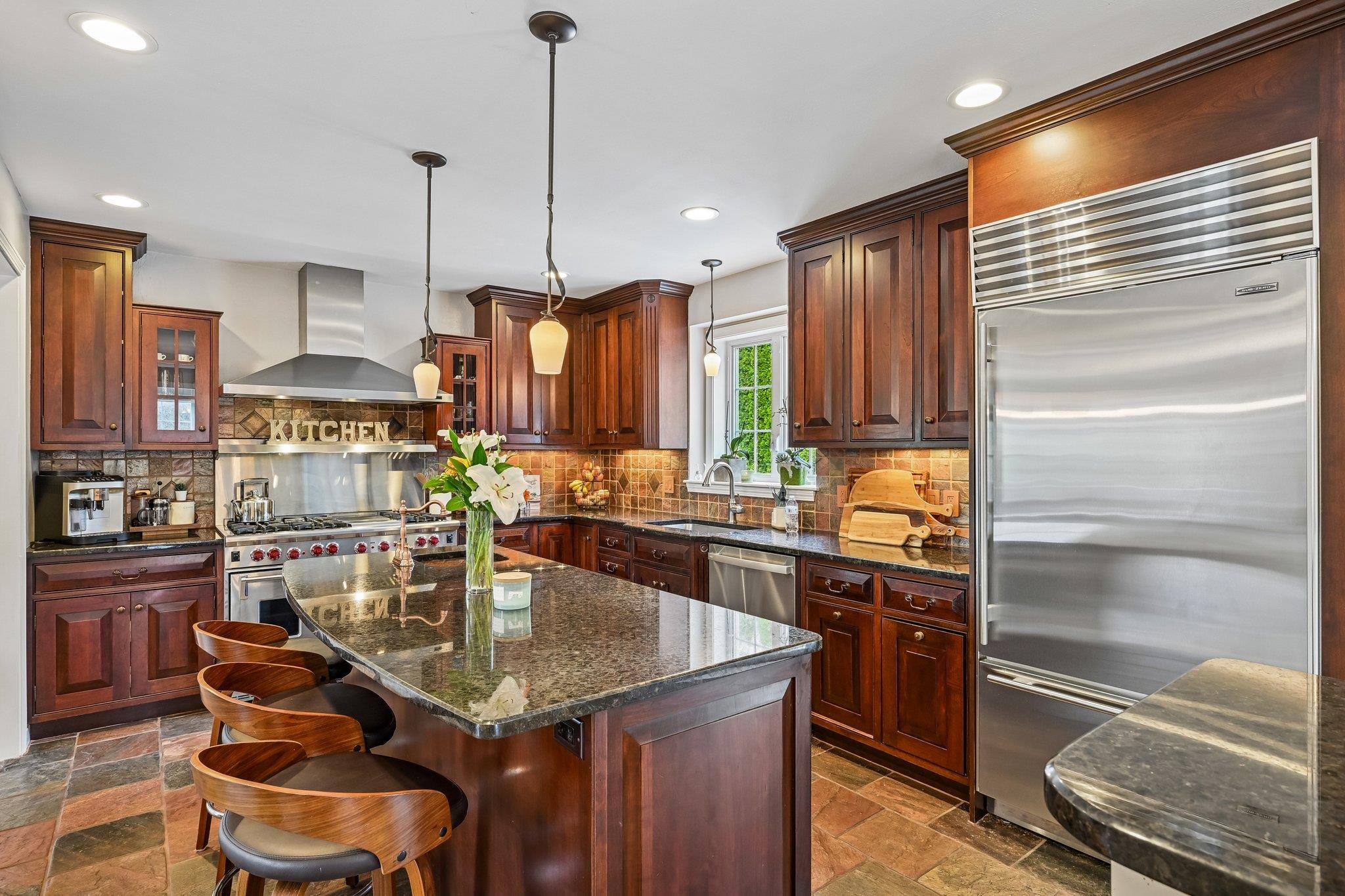 11 Longmeadow Rd, Windham, NH 03087
