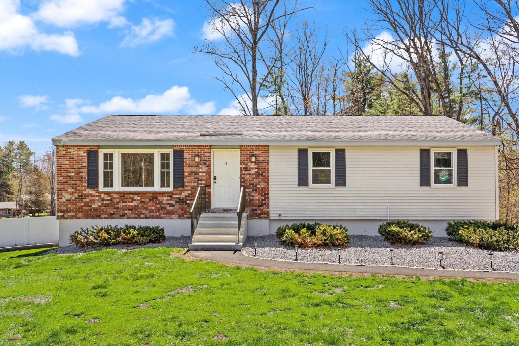 17 Oxbow Ln, Derry, NH 03038