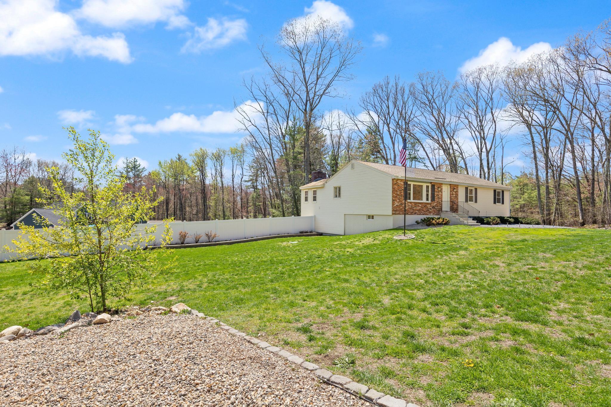 17 Oxbow Ln, Derry, NH 03038