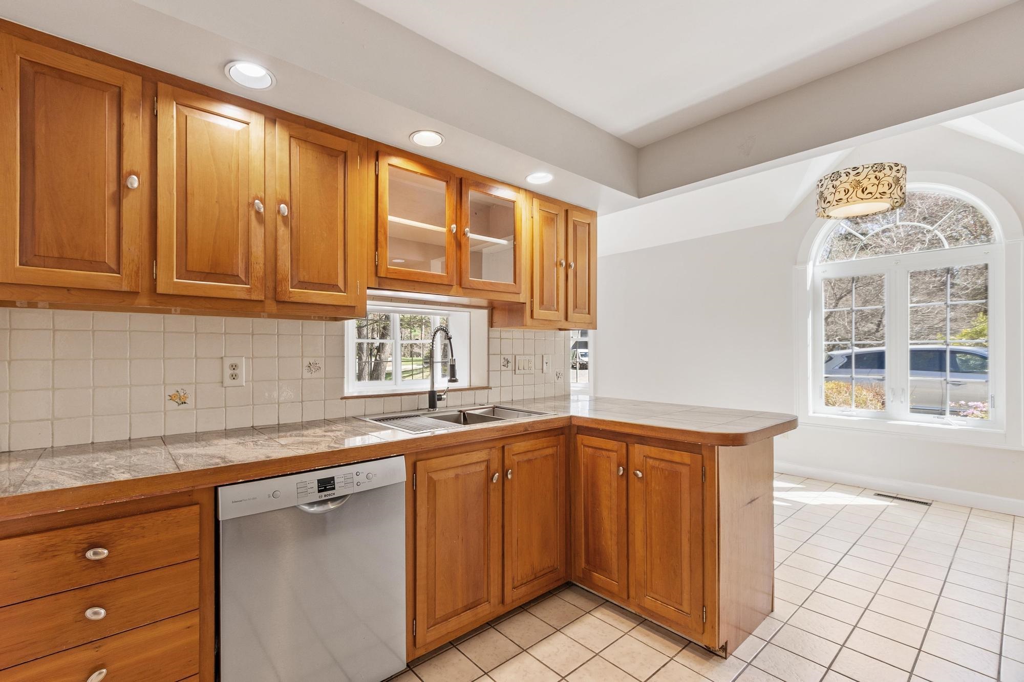 21 Peninsula Dr, Stratham, NH 03885