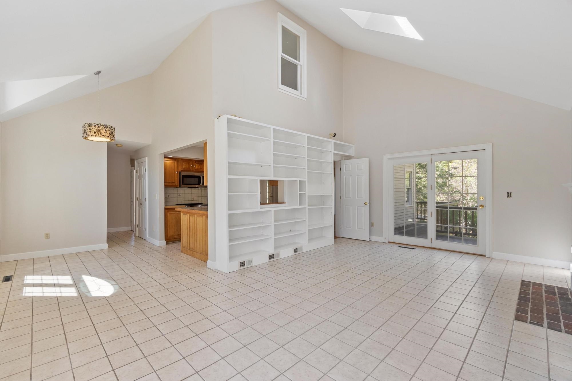 21 Peninsula Dr, Stratham, NH 03885